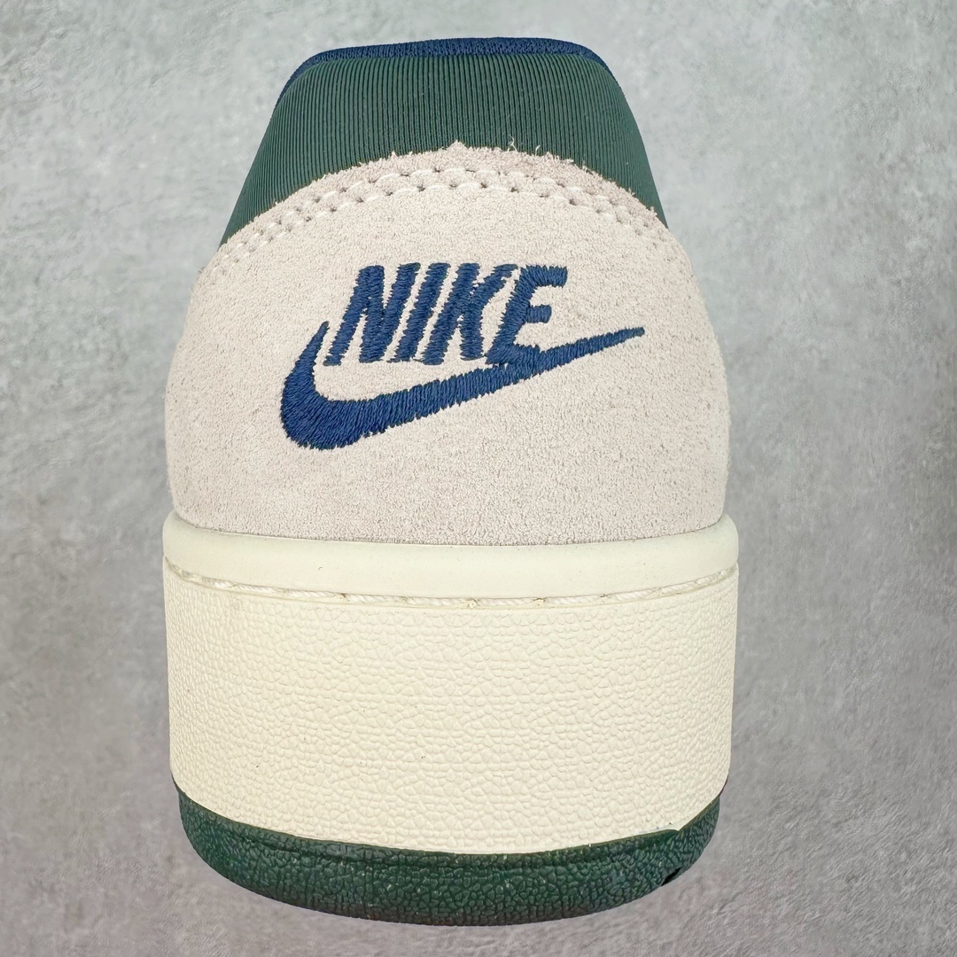 图片[8]-＃福利特价 NK Full Force Low 全力以赴系列中复古休闲运动文化篮球板鞋 复古风潮刮呀刮呀刮，鞋圈大厂们挖呀挖呀挖，感觉大家都有光明的未来！不过吧，这鞋款底蕴再怎么深，感觉也禁不住现在这挖法。所以除了单纯的老鞋复刻，大厂们也开发了不少新思路。估计绝大部分小伙伴，包括我在内，应该都没见过这款鞋。但莫名地，我总觉得这是不是一款古早时期的老鞋。毕竟这货，复古味实在太冲了！Full Force 选择采用全皮革鞋面，还有复杂框架➕纯白配色组合，复古氛围拿捏得十分精准。用作点缀的黑、红两色，也同样是 OG 气息拉满的存在。鞋舌标上的篮球 Logo，自带一种，富有年代感的独特辨识度。相当吸睛的，做旧中底➕红色外底组合，则是大大拉高了整鞋的潮流感。还有若隐若现，并不常见的凸印设计，给这鞋加了不少高级质感分。尺码：36 36.5 37.5 38 38.5 39 40 40.5 41 42 42.5 43 44 44.5 45-选品中心