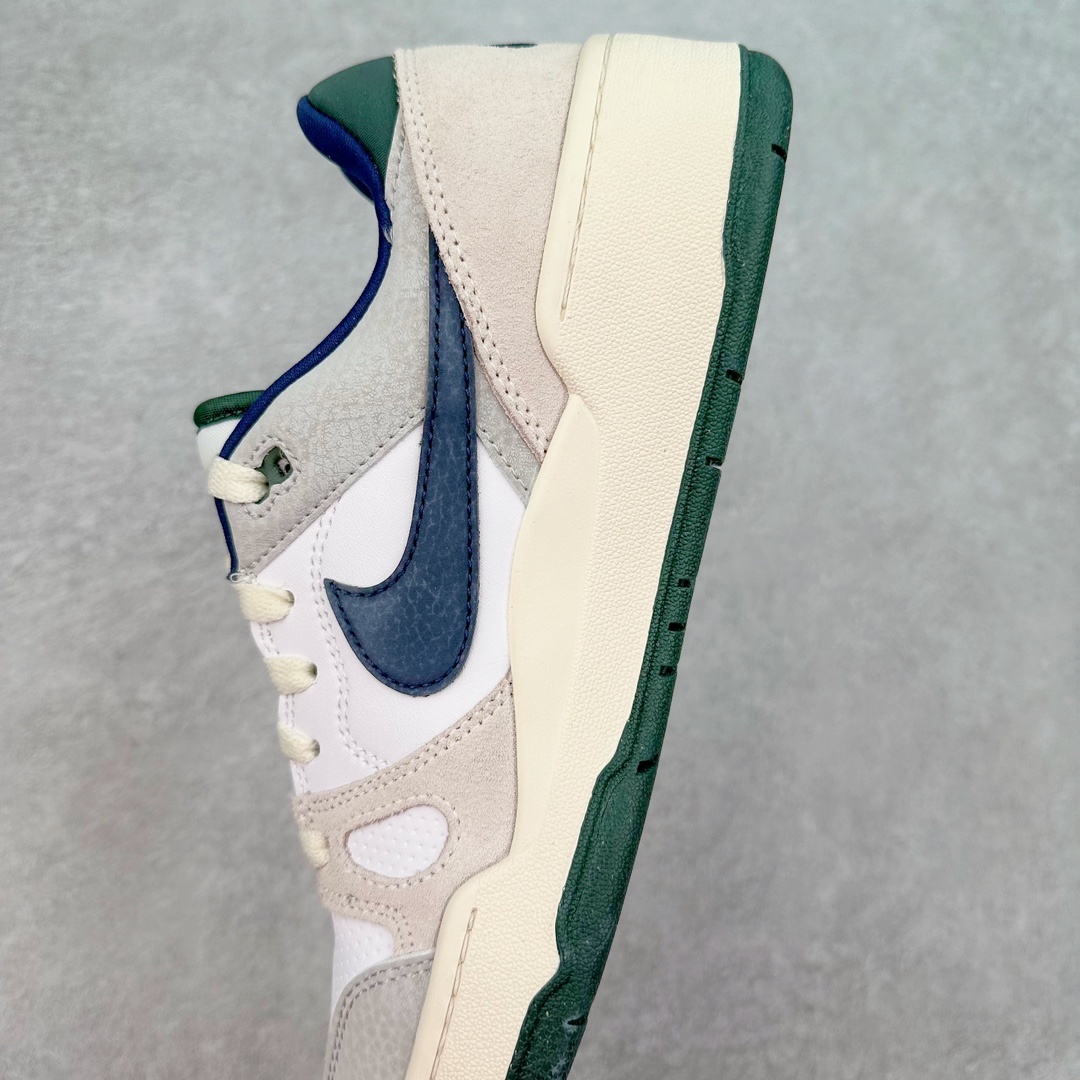 图片[7]-＃福利特价 NK Full Force Low 全力以赴系列中复古休闲运动文化篮球板鞋 复古风潮刮呀刮呀刮，鞋圈大厂们挖呀挖呀挖，感觉大家都有光明的未来！不过吧，这鞋款底蕴再怎么深，感觉也禁不住现在这挖法。所以除了单纯的老鞋复刻，大厂们也开发了不少新思路。估计绝大部分小伙伴，包括我在内，应该都没见过这款鞋。但莫名地，我总觉得这是不是一款古早时期的老鞋。毕竟这货，复古味实在太冲了！Full Force 选择采用全皮革鞋面，还有复杂框架➕纯白配色组合，复古氛围拿捏得十分精准。用作点缀的黑、红两色，也同样是 OG 气息拉满的存在。鞋舌标上的篮球 Logo，自带一种，富有年代感的独特辨识度。相当吸睛的，做旧中底➕红色外底组合，则是大大拉高了整鞋的潮流感。还有若隐若现，并不常见的凸印设计，给这鞋加了不少高级质感分。尺码：36 36.5 37.5 38 38.5 39 40 40.5 41 42 42.5 43 44 44.5 45-选品中心