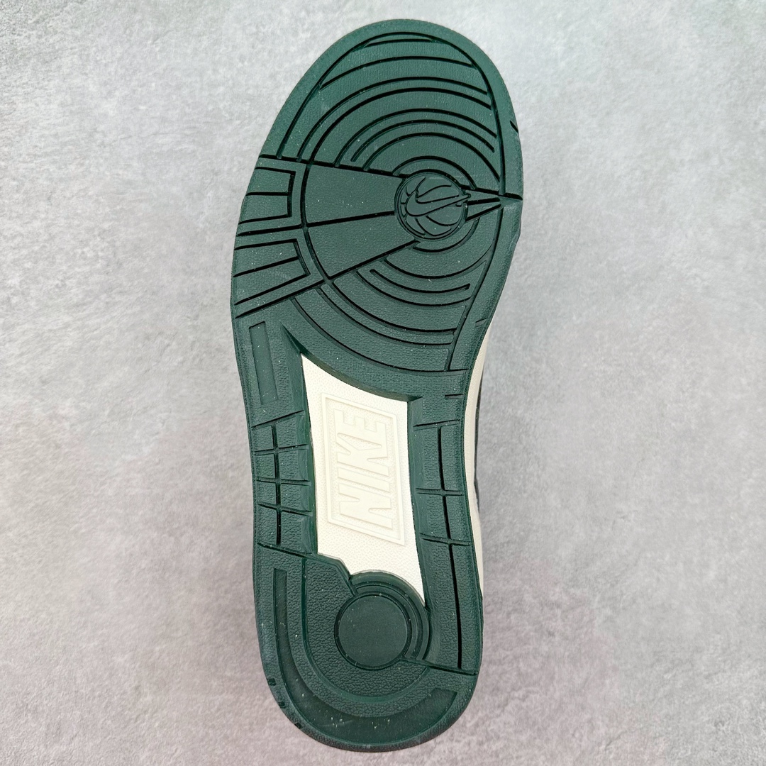 图片[9]-＃福利特价 NK Full Force Low 全力以赴系列中复古休闲运动文化篮球板鞋 复古风潮刮呀刮呀刮，鞋圈大厂们挖呀挖呀挖，感觉大家都有光明的未来！不过吧，这鞋款底蕴再怎么深，感觉也禁不住现在这挖法。所以除了单纯的老鞋复刻，大厂们也开发了不少新思路。估计绝大部分小伙伴，包括我在内，应该都没见过这款鞋。但莫名地，我总觉得这是不是一款古早时期的老鞋。毕竟这货，复古味实在太冲了！Full Force 选择采用全皮革鞋面，还有复杂框架➕纯白配色组合，复古氛围拿捏得十分精准。用作点缀的黑、红两色，也同样是 OG 气息拉满的存在。鞋舌标上的篮球 Logo，自带一种，富有年代感的独特辨识度。相当吸睛的，做旧中底➕红色外底组合，则是大大拉高了整鞋的潮流感。还有若隐若现，并不常见的凸印设计，给这鞋加了不少高级质感分。尺码：36 36.5 37.5 38 38.5 39 40 40.5 41 42 42.5 43 44 44.5 45-选品中心