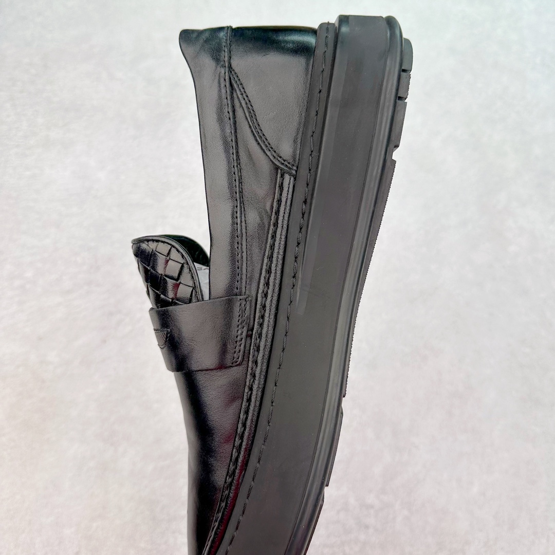 图片[7]-ECCO爱步男士乐福鞋 2024年新款牛皮皮鞋商务豆豆鞋都市伦敦系列 牛皮鞋面 触感如肤 甄选优质牛皮搭配柔软的纺织衬里，以缜密缝线细诉精湛工艺，集舒适与格调一体 圆头的款式设计令鞋头区域更加宽敞舒适，宽楦鞋型适应多种脚型，久穿不累 直接注塑PU鞋底，更加符合人体工学 轻盈柔软，舒适耐穿 沿袭时髦制鞋匠的工艺品质，将舒适脚感与百搭风尚巧妙融为一体，数道工序带来定制般的非凡体验 尺码：38 39 40 41 42 43（皮鞋码）-选品中心