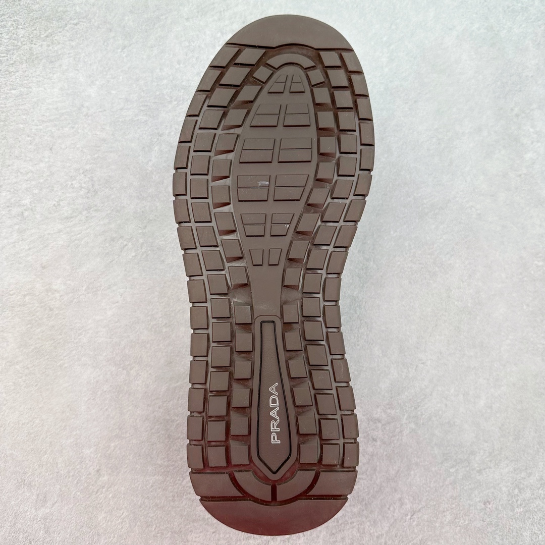 图片[9]-PRADA 普拉达 厚底徽标 低帮休闲运动鞋 广东大厂品质 专柜同步 大气个性更潮更抢眼更追求档次，它将颠覆旧念，与您共度时尚潮人必备! 面料采用原版进口小牛皮 牛皮内里垫脚 橡胶发泡大底 轻便防滑耐磨 脚感舒适 款式耐看做工精细 配以简洁利落的鞋楦 彰显男人的果敢和硬朗 尺码：39 40 41 42 43 44 比运动鞋偏大一码-选品中心