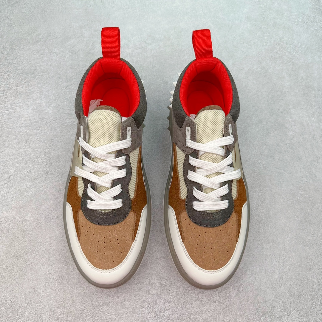 图片[2]-Christian Louboutin 24SS 红底运动鞋 Astroloubi运动鞋以90年代的篮球与滑板文化为灵感，将复古与现代潮流完美结合。鞋面采用精致的小牛皮和麂皮材质，搭配标志性的红色鞋底，鞋背铆钉装饰与鞋侧的CL字母标志互相呼应，展现大胆且独具个性的设计风格。无论是街头潮流还是高端时尚，都能轻松驾驭。 这款运动鞋不仅外形出众，还兼具舒适与实用性。后跟拉袢设计便于快速穿脱，40mm橡胶鞋底提供稳固支撑。鞋垫采用欧索莱科技，带来极致舒适的脚感。 材质：小牛皮、Tpu、铆钉、网布 鞋垫：欧索莱 鞋底：Tpu 内置Pu填充 包装：高档原装鞋盒 尺码：36 36.5 37.5 38 38.5 39 40 40.5 41 42 42.5 43 44 44.5 45 46 47-选品中心