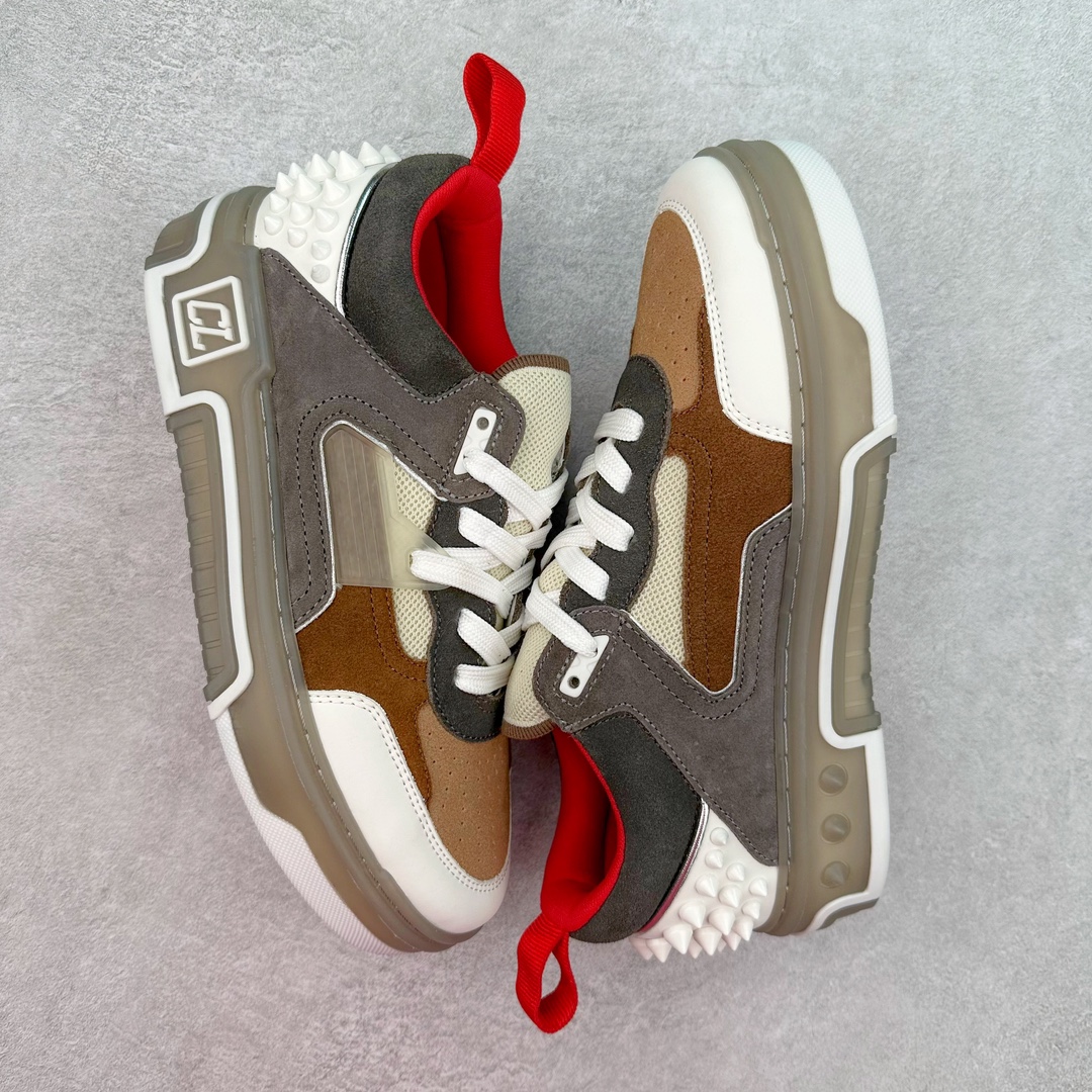 图片[3]-Christian Louboutin 24SS 红底运动鞋 Astroloubi运动鞋以90年代的篮球与滑板文化为灵感，将复古与现代潮流完美结合。鞋面采用精致的小牛皮和麂皮材质，搭配标志性的红色鞋底，鞋背铆钉装饰与鞋侧的CL字母标志互相呼应，展现大胆且独具个性的设计风格。无论是街头潮流还是高端时尚，都能轻松驾驭。 这款运动鞋不仅外形出众，还兼具舒适与实用性。后跟拉袢设计便于快速穿脱，40mm橡胶鞋底提供稳固支撑。鞋垫采用欧索莱科技，带来极致舒适的脚感。 材质：小牛皮、Tpu、铆钉、网布 鞋垫：欧索莱 鞋底：Tpu 内置Pu填充 包装：高档原装鞋盒 尺码：36 36.5 37.5 38 38.5 39 40 40.5 41 42 42.5 43 44 44.5 45 46 47-选品中心
