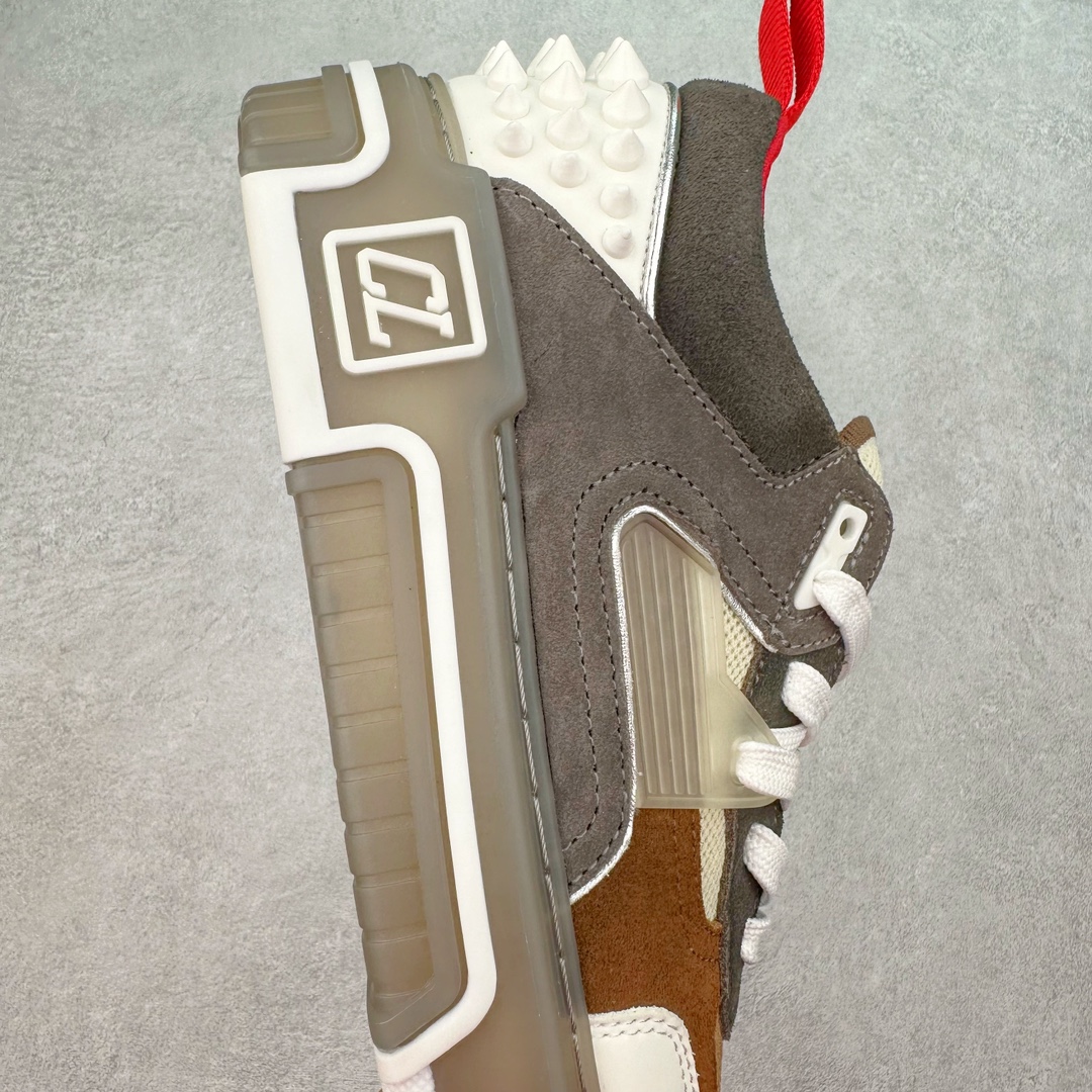 图片[6]-Christian Louboutin 24SS 红底运动鞋 Astroloubi运动鞋以90年代的篮球与滑板文化为灵感，将复古与现代潮流完美结合。鞋面采用精致的小牛皮和麂皮材质，搭配标志性的红色鞋底，鞋背铆钉装饰与鞋侧的CL字母标志互相呼应，展现大胆且独具个性的设计风格。无论是街头潮流还是高端时尚，都能轻松驾驭。 这款运动鞋不仅外形出众，还兼具舒适与实用性。后跟拉袢设计便于快速穿脱，40mm橡胶鞋底提供稳固支撑。鞋垫采用欧索莱科技，带来极致舒适的脚感。 材质：小牛皮、Tpu、铆钉、网布 鞋垫：欧索莱 鞋底：Tpu 内置Pu填充 包装：高档原装鞋盒 尺码：36 36.5 37.5 38 38.5 39 40 40.5 41 42 42.5 43 44 44.5 45 46 47-选品中心