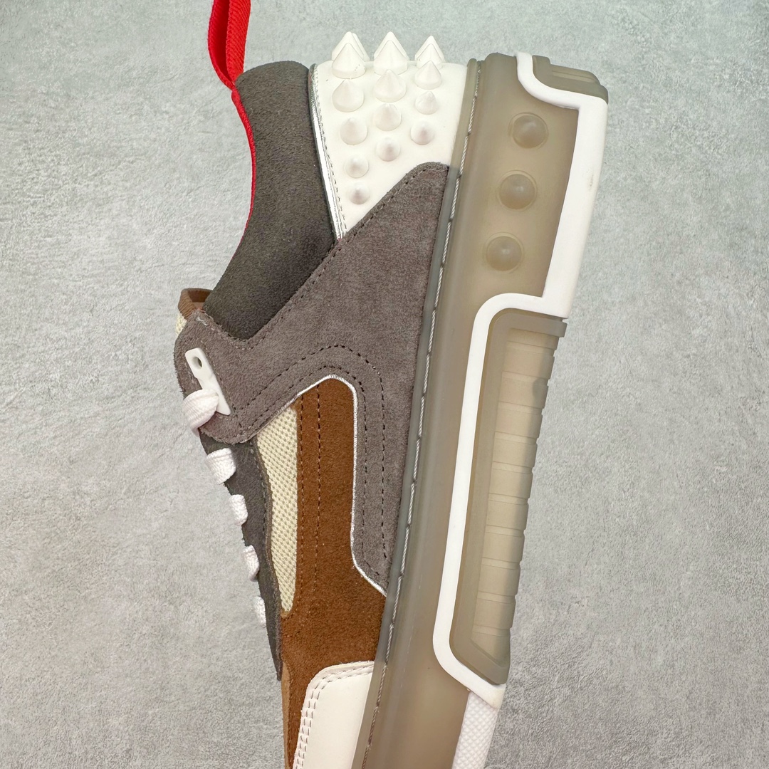 图片[7]-Christian Louboutin 24SS 红底运动鞋 Astroloubi运动鞋以90年代的篮球与滑板文化为灵感，将复古与现代潮流完美结合。鞋面采用精致的小牛皮和麂皮材质，搭配标志性的红色鞋底，鞋背铆钉装饰与鞋侧的CL字母标志互相呼应，展现大胆且独具个性的设计风格。无论是街头潮流还是高端时尚，都能轻松驾驭。 这款运动鞋不仅外形出众，还兼具舒适与实用性。后跟拉袢设计便于快速穿脱，40mm橡胶鞋底提供稳固支撑。鞋垫采用欧索莱科技，带来极致舒适的脚感。 材质：小牛皮、Tpu、铆钉、网布 鞋垫：欧索莱 鞋底：Tpu 内置Pu填充 包装：高档原装鞋盒 尺码：36 36.5 37.5 38 38.5 39 40 40.5 41 42 42.5 43 44 44.5 45 46 47-选品中心