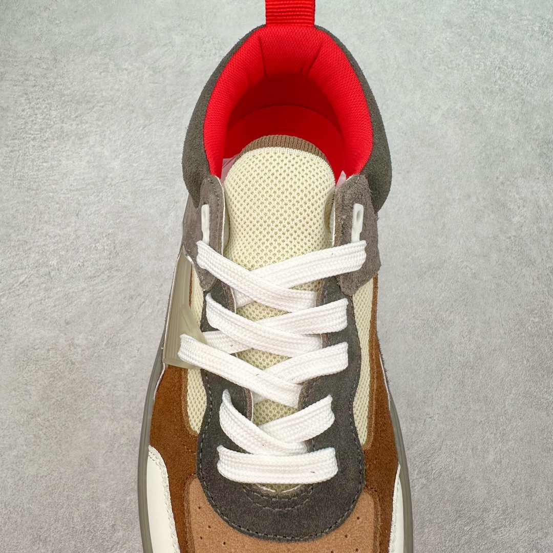 图片[5]-Christian Louboutin 24SS 红底运动鞋 Astroloubi运动鞋以90年代的篮球与滑板文化为灵感，将复古与现代潮流完美结合。鞋面采用精致的小牛皮和麂皮材质，搭配标志性的红色鞋底，鞋背铆钉装饰与鞋侧的CL字母标志互相呼应，展现大胆且独具个性的设计风格。无论是街头潮流还是高端时尚，都能轻松驾驭。 这款运动鞋不仅外形出众，还兼具舒适与实用性。后跟拉袢设计便于快速穿脱，40mm橡胶鞋底提供稳固支撑。鞋垫采用欧索莱科技，带来极致舒适的脚感。 材质：小牛皮、Tpu、铆钉、网布 鞋垫：欧索莱 鞋底：Tpu 内置Pu填充 包装：高档原装鞋盒 尺码：36 36.5 37.5 38 38.5 39 40 40.5 41 42 42.5 43 44 44.5 45 46 47-选品中心