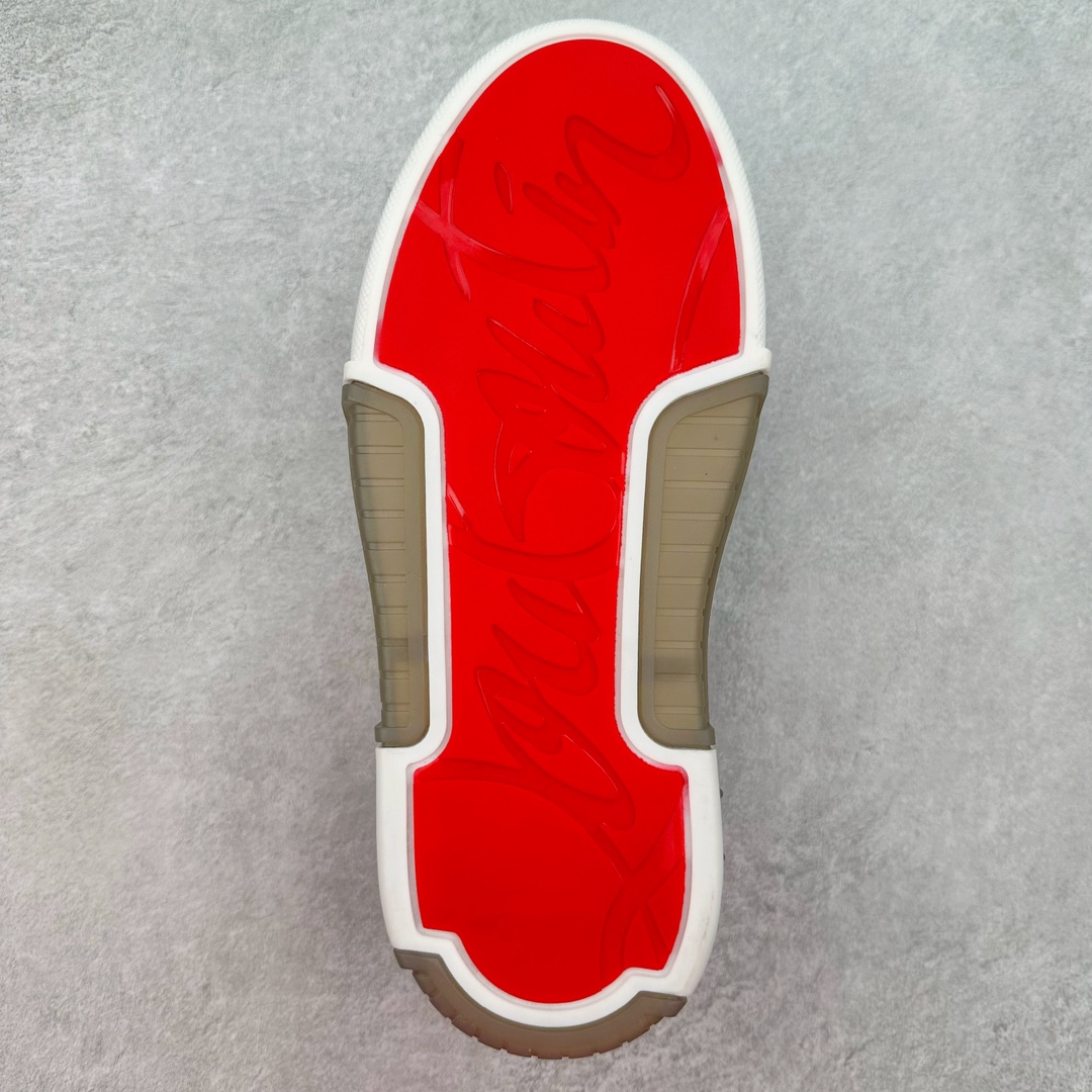 图片[9]-Christian Louboutin 24SS 红底运动鞋 Astroloubi运动鞋以90年代的篮球与滑板文化为灵感，将复古与现代潮流完美结合。鞋面采用精致的小牛皮和麂皮材质，搭配标志性的红色鞋底，鞋背铆钉装饰与鞋侧的CL字母标志互相呼应，展现大胆且独具个性的设计风格。无论是街头潮流还是高端时尚，都能轻松驾驭。 这款运动鞋不仅外形出众，还兼具舒适与实用性。后跟拉袢设计便于快速穿脱，40mm橡胶鞋底提供稳固支撑。鞋垫采用欧索莱科技，带来极致舒适的脚感。 材质：小牛皮、Tpu、铆钉、网布 鞋垫：欧索莱 鞋底：Tpu 内置Pu填充 包装：高档原装鞋盒 尺码：36 36.5 37.5 38 38.5 39 40 40.5 41 42 42.5 43 44 44.5 45 46 47-选品中心