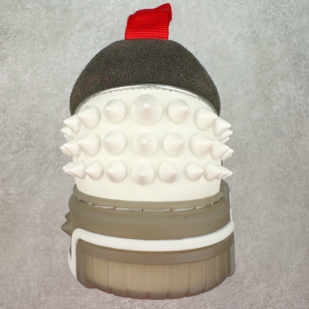 图片[8]-Christian Louboutin 24SS 红底运动鞋 Astroloubi运动鞋以90年代的篮球与滑板文化为灵感，将复古与现代潮流完美结合。鞋面采用精致的小牛皮和麂皮材质，搭配标志性的红色鞋底，鞋背铆钉装饰与鞋侧的CL字母标志互相呼应，展现大胆且独具个性的设计风格。无论是街头潮流还是高端时尚，都能轻松驾驭。 这款运动鞋不仅外形出众，还兼具舒适与实用性。后跟拉袢设计便于快速穿脱，40mm橡胶鞋底提供稳固支撑。鞋垫采用欧索莱科技，带来极致舒适的脚感。 材质：小牛皮、Tpu、铆钉、网布 鞋垫：欧索莱 鞋底：Tpu 内置Pu填充 包装：高档原装鞋盒 尺码：36 36.5 37.5 38 38.5 39 40 40.5 41 42 42.5 43 44 44.5 45 46 47-选品中心