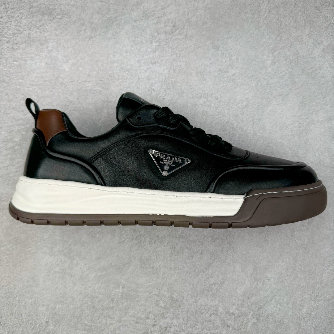 PRADA 普拉达 厚底徽标 低帮休闲运动鞋 广东大厂品质 专柜同步 大气个性更潮更抢眼更追求档次，它将颠覆旧念，与您共度时尚潮人必备! 面料采用原版进口小牛皮 牛皮内里垫脚 橡胶发泡大底 轻便防滑耐磨 脚感舒适 款式耐看做工精细 配以简洁利落的鞋楦 彰显男人的果敢和硬朗 尺码：39 40 41 42 43 44 比运动鞋偏大一码-选品中心