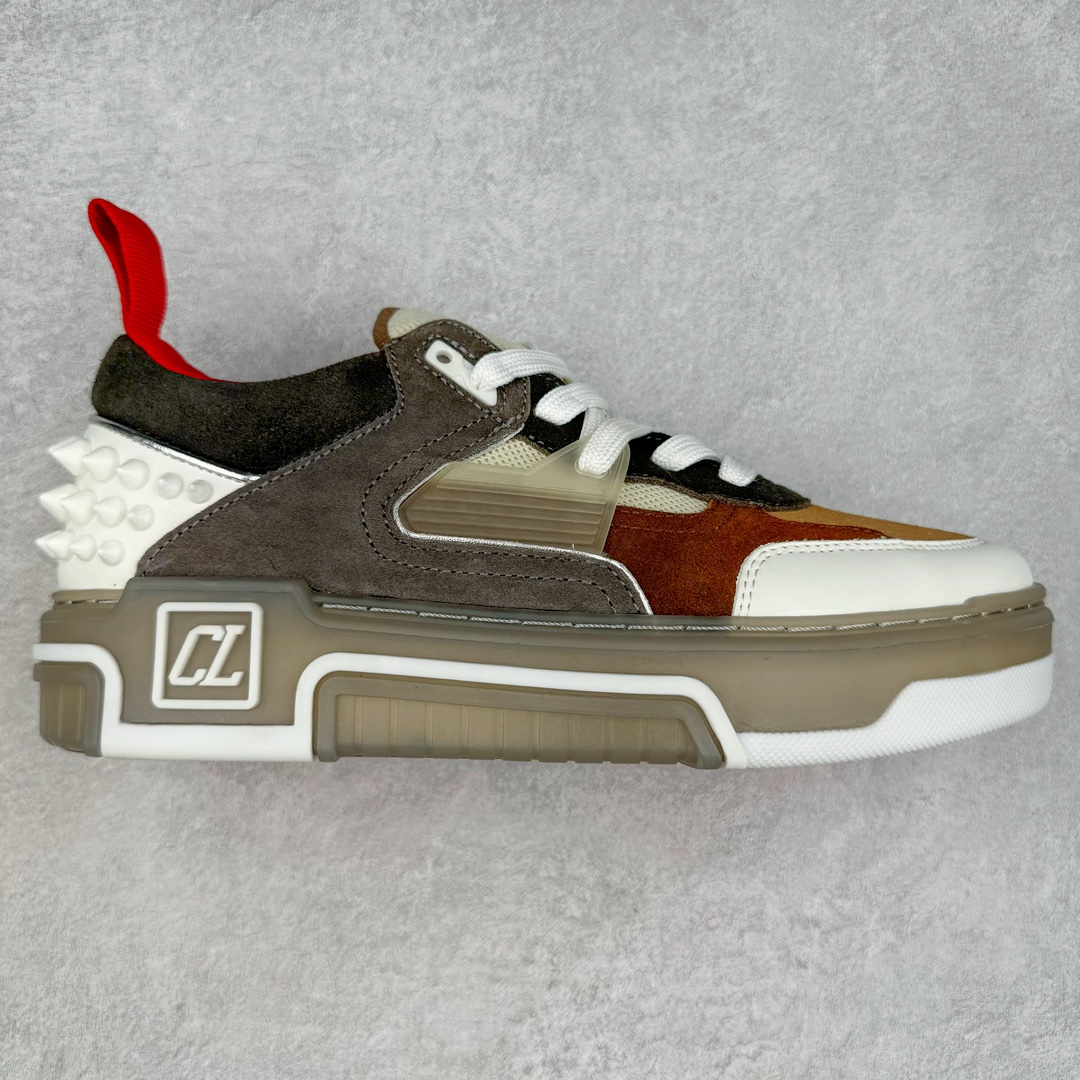 Christian Louboutin 24SS 红底运动鞋 Astroloubi运动鞋以90年代的篮球与滑板文化为灵感，将复古与现代潮流完美结合。鞋面采用精致的小牛皮和麂皮材质，搭配标志性的红色鞋底，鞋背铆钉装饰与鞋侧的CL字母标志互相呼应，展现大胆且独具个性的设计风格。无论是街头潮流还是高端时尚，都能轻松驾驭。 这款运动鞋不仅外形出众，还兼具舒适与实用性。后跟拉袢设计便于快速穿脱，40mm橡胶鞋底提供稳固支撑。鞋垫采用欧索莱科技，带来极致舒适的脚感。 材质：小牛皮、Tpu、铆钉、网布 鞋垫：欧索莱 鞋底：Tpu 内置Pu填充 包装：高档原装鞋盒 尺码：36 36.5 37.5 38 38.5 39 40 40.5 41 42 42.5 43 44 44.5 45 46 47-选品中心