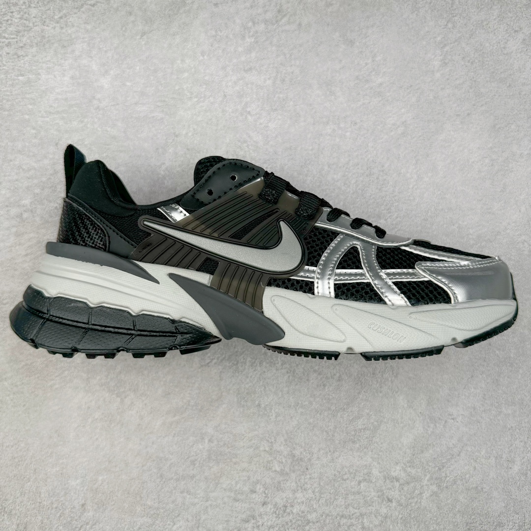 NK V2K Runtekk 减震防滑低帮 复古老爹鞋跑步鞋 FN0736-005 鞋款被命名为 Runtekk 设计上借鉴了 2000 年的跑鞋风格 配色上以金属银为主调 简练又有复古运动气质 材质上使用大面积网眼、皮革、TPU 组成 支撑和透气性肯定不错 中底处由 Cushlon 泡绵打造 保证在压马路时可以提供优秀脚感 并通过一手做旧氧化效果突出复古感 中底造型很容易让大家联想到巴黎世家3XL 增高效果同样不能忽视 尺码：36 36.5 37.5 38 38.5 39 40 40.5 41 42 42.5 43 44 44.5 45-选品中心