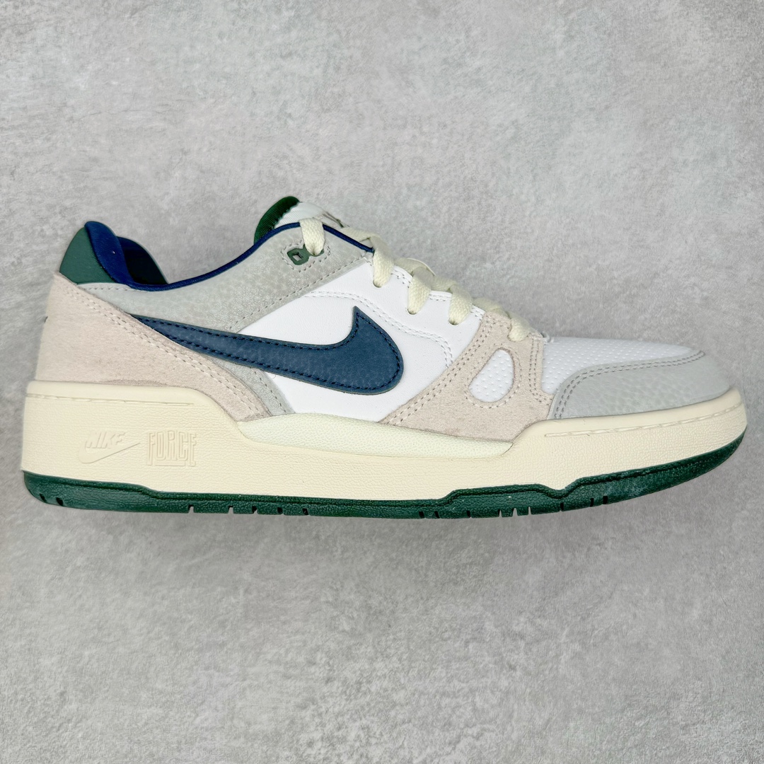 ＃福利特价 NK Full Force Low 全力以赴系列中复古休闲运动文化篮球板鞋 复古风潮刮呀刮呀刮，鞋圈大厂们挖呀挖呀挖，感觉大家都有光明的未来！不过吧，这鞋款底蕴再怎么深，感觉也禁不住现在这挖法。所以除了单纯的老鞋复刻，大厂们也开发了不少新思路。估计绝大部分小伙伴，包括我在内，应该都没见过这款鞋。但莫名地，我总觉得这是不是一款古早时期的老鞋。毕竟这货，复古味实在太冲了！Full Force 选择采用全皮革鞋面，还有复杂框架➕纯白配色组合，复古氛围拿捏得十分精准。用作点缀的黑、红两色，也同样是 OG 气息拉满的存在。鞋舌标上的篮球 Logo，自带一种，富有年代感的独特辨识度。相当吸睛的，做旧中底➕红色外底组合，则是大大拉高了整鞋的潮流感。还有若隐若现，并不常见的凸印设计，给这鞋加了不少高级质感分。尺码：36 36.5 37.5 38 38.5 39 40 40.5 41 42 42.5 43 44 44.5 45-选品中心