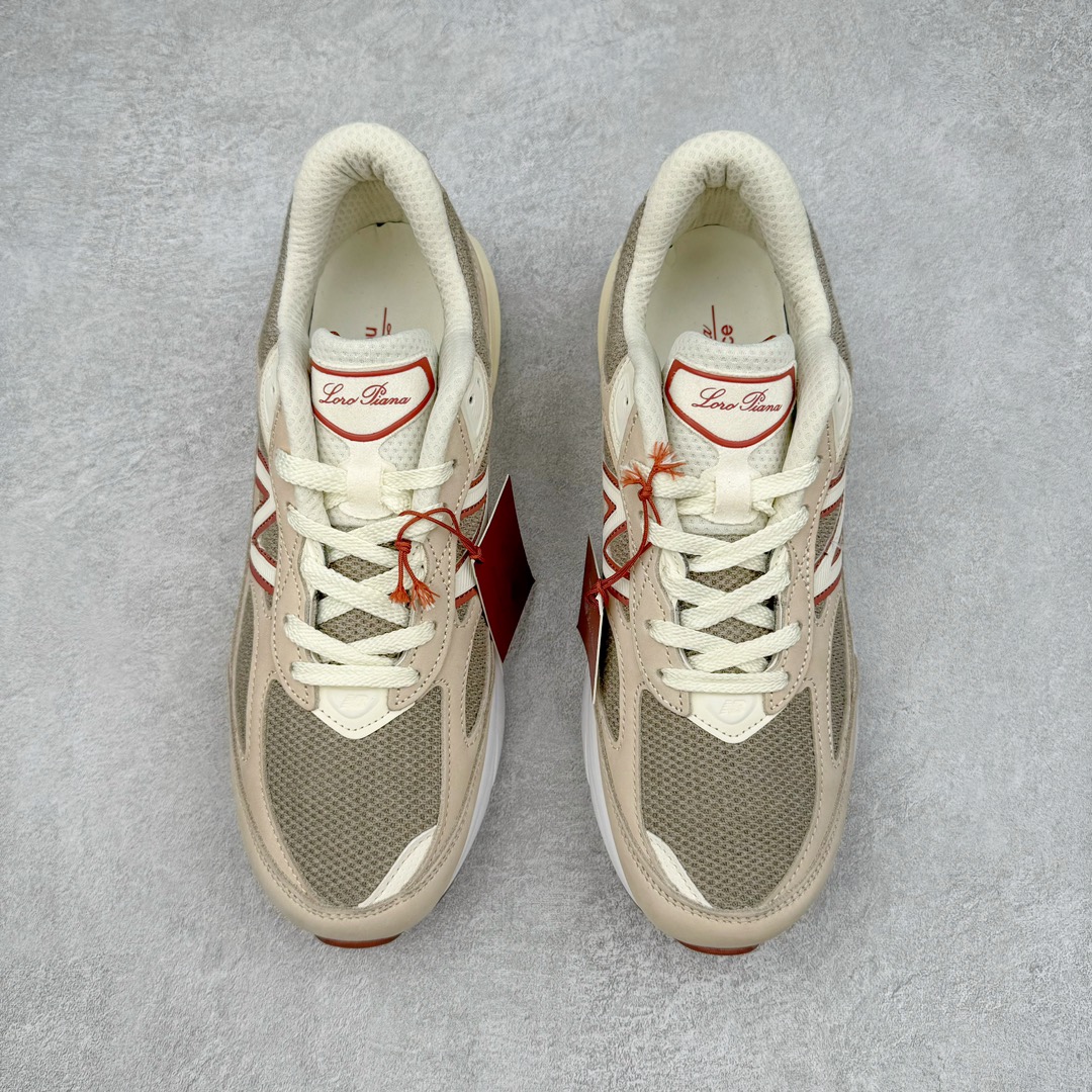 图片[2]-＃ZC总裁 Loro Piana x New Balance 新百伦NB990V6 第六代总统复古慢跑鞋 联名灰酒红 U990LO6 本次联名选择以美产990V6鞋型为蓝本，鞋面由奶油色和灰褐色拼接打造，N字Logo、鞋底、以及鞋舌处加入了Loro Piana经典的勃艮第红勾勒。鞋舌标签上印有\\\”Loro Piana\\\”标识，彰显特殊身份，整体颜值不俗。材质方面也主打一个奢华，采用针织网眼和升级版优质麂皮打造，并且融入了 Loro Piana 标志性的 Pecora Nera 羊毛，后跟和鞋底搭载ENCAP和 FuelCell缓冲技术，上脚舒适度得以保证，确实是史上最奢华的一双990V6联名了。原盒原配 正确3M反光细节 原楦原纸版开发 正确6层组合底模精密开发 后跟透明TPU水晶装饰条稳固 沿用了引以为傲的跑鞋手工技艺 采用猪皮绒面并包裹局部透气网面的鞋身设计 菱网鞋舌上刻有New Balance USA 鞋面依旧身着经典的大热之灰 彰显了其高端的品质身份 尺码：36 37 37.5 38 38.5 39 40 40.5 41.5 42 42.5 43 44 44.5 45 46.5-选品中心