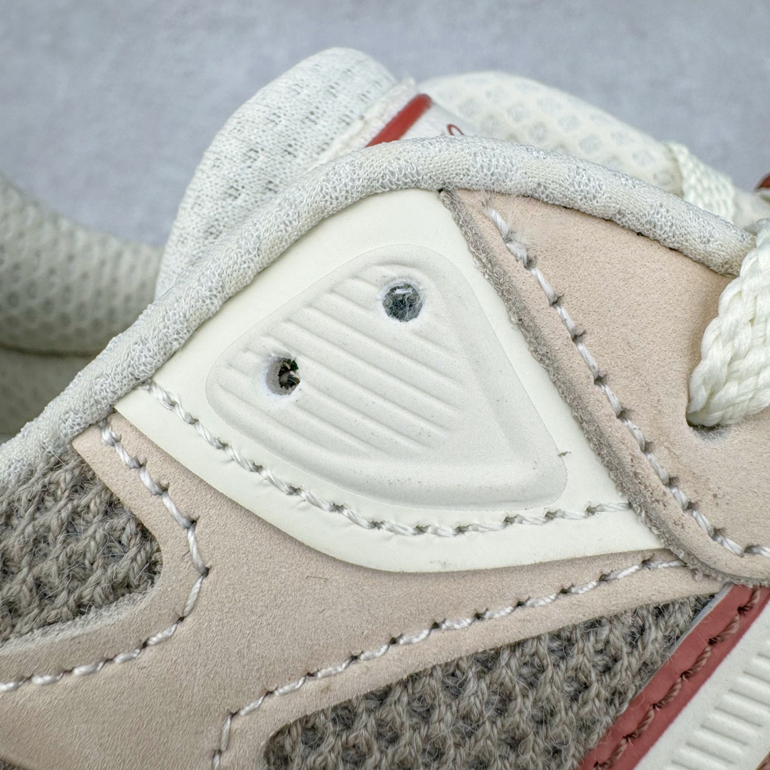 图片[19]-＃ZC总裁 Loro Piana x New Balance 新百伦NB990V6 第六代总统复古慢跑鞋 联名灰酒红 U990LO6 本次联名选择以美产990V6鞋型为蓝本，鞋面由奶油色和灰褐色拼接打造，N字Logo、鞋底、以及鞋舌处加入了Loro Piana经典的勃艮第红勾勒。鞋舌标签上印有\\\”Loro Piana\\\”标识，彰显特殊身份，整体颜值不俗。材质方面也主打一个奢华，采用针织网眼和升级版优质麂皮打造，并且融入了 Loro Piana 标志性的 Pecora Nera 羊毛，后跟和鞋底搭载ENCAP和 FuelCell缓冲技术，上脚舒适度得以保证，确实是史上最奢华的一双990V6联名了。原盒原配 正确3M反光细节 原楦原纸版开发 正确6层组合底模精密开发 后跟透明TPU水晶装饰条稳固 沿用了引以为傲的跑鞋手工技艺 采用猪皮绒面并包裹局部透气网面的鞋身设计 菱网鞋舌上刻有New Balance USA 鞋面依旧身着经典的大热之灰 彰显了其高端的品质身份 尺码：36 37 37.5 38 38.5 39 40 40.5 41.5 42 42.5 43 44 44.5 45 46.5-选品中心