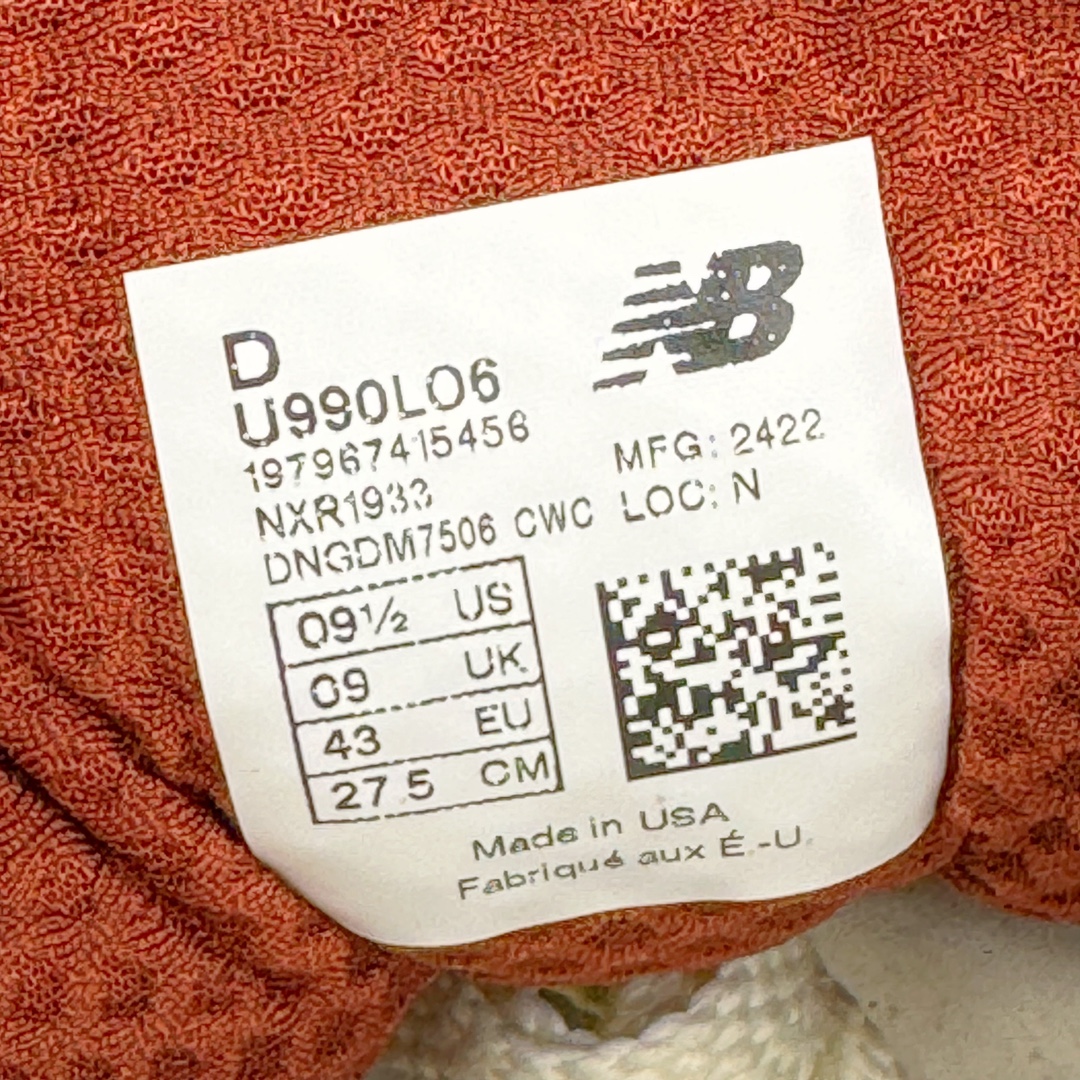 图片[14]-＃ZC总裁 Loro Piana x New Balance 新百伦NB990V6 第六代总统复古慢跑鞋 联名灰酒红 U990LO6 本次联名选择以美产990V6鞋型为蓝本，鞋面由奶油色和灰褐色拼接打造，N字Logo、鞋底、以及鞋舌处加入了Loro Piana经典的勃艮第红勾勒。鞋舌标签上印有\\\”Loro Piana\\\”标识，彰显特殊身份，整体颜值不俗。材质方面也主打一个奢华，采用针织网眼和升级版优质麂皮打造，并且融入了 Loro Piana 标志性的 Pecora Nera 羊毛，后跟和鞋底搭载ENCAP和 FuelCell缓冲技术，上脚舒适度得以保证，确实是史上最奢华的一双990V6联名了。原盒原配 正确3M反光细节 原楦原纸版开发 正确6层组合底模精密开发 后跟透明TPU水晶装饰条稳固 沿用了引以为傲的跑鞋手工技艺 采用猪皮绒面并包裹局部透气网面的鞋身设计 菱网鞋舌上刻有New Balance USA 鞋面依旧身着经典的大热之灰 彰显了其高端的品质身份 尺码：36 37 37.5 38 38.5 39 40 40.5 41.5 42 42.5 43 44 44.5 45 46.5-选品中心