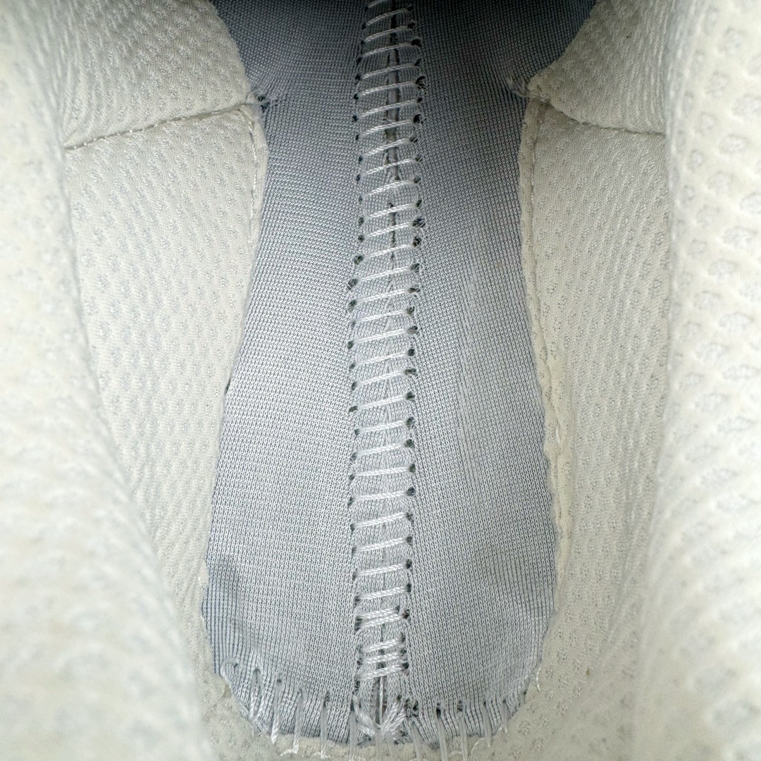 图片[12]-＃ZC总裁 Loro Piana x New Balance 新百伦NB990V6 第六代总统复古慢跑鞋 联名灰酒红 U990LO6 本次联名选择以美产990V6鞋型为蓝本，鞋面由奶油色和灰褐色拼接打造，N字Logo、鞋底、以及鞋舌处加入了Loro Piana经典的勃艮第红勾勒。鞋舌标签上印有\\\”Loro Piana\\\”标识，彰显特殊身份，整体颜值不俗。材质方面也主打一个奢华，采用针织网眼和升级版优质麂皮打造，并且融入了 Loro Piana 标志性的 Pecora Nera 羊毛，后跟和鞋底搭载ENCAP和 FuelCell缓冲技术，上脚舒适度得以保证，确实是史上最奢华的一双990V6联名了。原盒原配 正确3M反光细节 原楦原纸版开发 正确6层组合底模精密开发 后跟透明TPU水晶装饰条稳固 沿用了引以为傲的跑鞋手工技艺 采用猪皮绒面并包裹局部透气网面的鞋身设计 菱网鞋舌上刻有New Balance USA 鞋面依旧身着经典的大热之灰 彰显了其高端的品质身份 尺码：36 37 37.5 38 38.5 39 40 40.5 41.5 42 42.5 43 44 44.5 45 46.5-选品中心