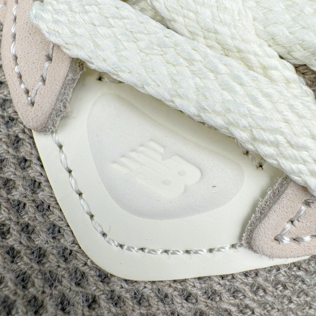 图片[15]-＃ZC总裁 Loro Piana x New Balance 新百伦NB990V6 第六代总统复古慢跑鞋 联名灰酒红 U990LO6 本次联名选择以美产990V6鞋型为蓝本，鞋面由奶油色和灰褐色拼接打造，N字Logo、鞋底、以及鞋舌处加入了Loro Piana经典的勃艮第红勾勒。鞋舌标签上印有\\\”Loro Piana\\\”标识，彰显特殊身份，整体颜值不俗。材质方面也主打一个奢华，采用针织网眼和升级版优质麂皮打造，并且融入了 Loro Piana 标志性的 Pecora Nera 羊毛，后跟和鞋底搭载ENCAP和 FuelCell缓冲技术，上脚舒适度得以保证，确实是史上最奢华的一双990V6联名了。原盒原配 正确3M反光细节 原楦原纸版开发 正确6层组合底模精密开发 后跟透明TPU水晶装饰条稳固 沿用了引以为傲的跑鞋手工技艺 采用猪皮绒面并包裹局部透气网面的鞋身设计 菱网鞋舌上刻有New Balance USA 鞋面依旧身着经典的大热之灰 彰显了其高端的品质身份 尺码：36 37 37.5 38 38.5 39 40 40.5 41.5 42 42.5 43 44 44.5 45 46.5-选品中心