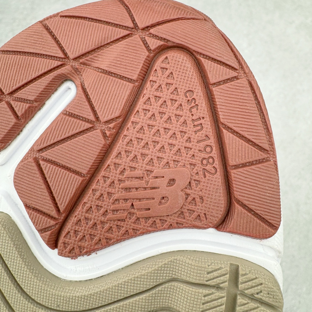 图片[24]-＃ZC总裁 Loro Piana x New Balance 新百伦NB990V6 第六代总统复古慢跑鞋 联名灰酒红 U990LO6 本次联名选择以美产990V6鞋型为蓝本，鞋面由奶油色和灰褐色拼接打造，N字Logo、鞋底、以及鞋舌处加入了Loro Piana经典的勃艮第红勾勒。鞋舌标签上印有\\\”Loro Piana\\\”标识，彰显特殊身份，整体颜值不俗。材质方面也主打一个奢华，采用针织网眼和升级版优质麂皮打造，并且融入了 Loro Piana 标志性的 Pecora Nera 羊毛，后跟和鞋底搭载ENCAP和 FuelCell缓冲技术，上脚舒适度得以保证，确实是史上最奢华的一双990V6联名了。原盒原配 正确3M反光细节 原楦原纸版开发 正确6层组合底模精密开发 后跟透明TPU水晶装饰条稳固 沿用了引以为傲的跑鞋手工技艺 采用猪皮绒面并包裹局部透气网面的鞋身设计 菱网鞋舌上刻有New Balance USA 鞋面依旧身着经典的大热之灰 彰显了其高端的品质身份 尺码：36 37 37.5 38 38.5 39 40 40.5 41.5 42 42.5 43 44 44.5 45 46.5-选品中心