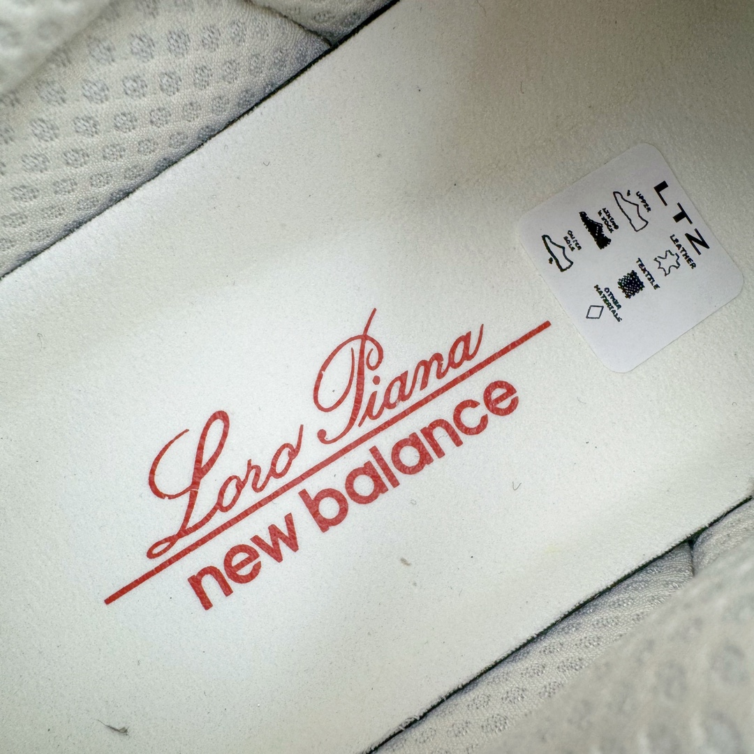 图片[13]-＃ZC总裁 Loro Piana x New Balance 新百伦NB990V6 第六代总统复古慢跑鞋 联名灰酒红 U990LO6 本次联名选择以美产990V6鞋型为蓝本，鞋面由奶油色和灰褐色拼接打造，N字Logo、鞋底、以及鞋舌处加入了Loro Piana经典的勃艮第红勾勒。鞋舌标签上印有\\\”Loro Piana\\\”标识，彰显特殊身份，整体颜值不俗。材质方面也主打一个奢华，采用针织网眼和升级版优质麂皮打造，并且融入了 Loro Piana 标志性的 Pecora Nera 羊毛，后跟和鞋底搭载ENCAP和 FuelCell缓冲技术，上脚舒适度得以保证，确实是史上最奢华的一双990V6联名了。原盒原配 正确3M反光细节 原楦原纸版开发 正确6层组合底模精密开发 后跟透明TPU水晶装饰条稳固 沿用了引以为傲的跑鞋手工技艺 采用猪皮绒面并包裹局部透气网面的鞋身设计 菱网鞋舌上刻有New Balance USA 鞋面依旧身着经典的大热之灰 彰显了其高端的品质身份 尺码：36 37 37.5 38 38.5 39 40 40.5 41.5 42 42.5 43 44 44.5 45 46.5-选品中心