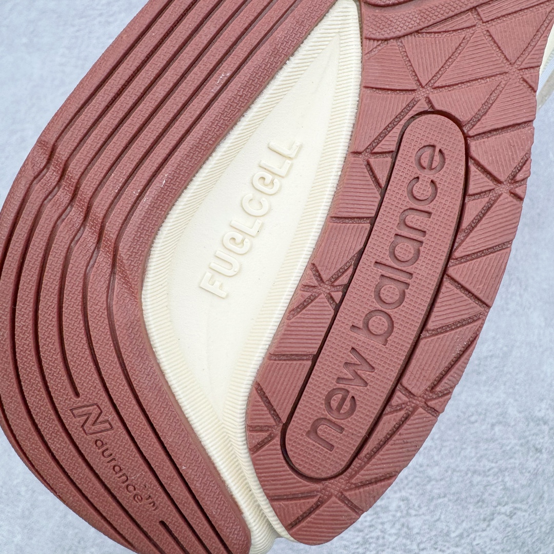 图片[23]-＃ZC总裁 Loro Piana x New Balance 新百伦NB990V6 第六代总统复古慢跑鞋 联名灰酒红 U990LO6 本次联名选择以美产990V6鞋型为蓝本，鞋面由奶油色和灰褐色拼接打造，N字Logo、鞋底、以及鞋舌处加入了Loro Piana经典的勃艮第红勾勒。鞋舌标签上印有\\\”Loro Piana\\\”标识，彰显特殊身份，整体颜值不俗。材质方面也主打一个奢华，采用针织网眼和升级版优质麂皮打造，并且融入了 Loro Piana 标志性的 Pecora Nera 羊毛，后跟和鞋底搭载ENCAP和 FuelCell缓冲技术，上脚舒适度得以保证，确实是史上最奢华的一双990V6联名了。原盒原配 正确3M反光细节 原楦原纸版开发 正确6层组合底模精密开发 后跟透明TPU水晶装饰条稳固 沿用了引以为傲的跑鞋手工技艺 采用猪皮绒面并包裹局部透气网面的鞋身设计 菱网鞋舌上刻有New Balance USA 鞋面依旧身着经典的大热之灰 彰显了其高端的品质身份 尺码：36 37 37.5 38 38.5 39 40 40.5 41.5 42 42.5 43 44 44.5 45 46.5-选品中心