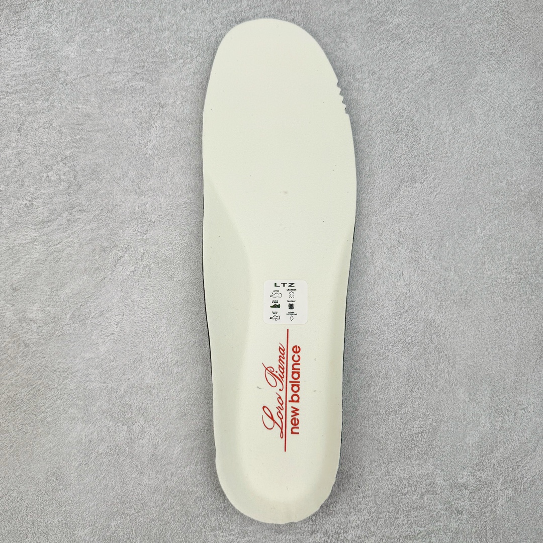 图片[11]-＃ZC总裁 Loro Piana x New Balance 新百伦NB990V6 第六代总统复古慢跑鞋 联名灰酒红 U990LO6 本次联名选择以美产990V6鞋型为蓝本，鞋面由奶油色和灰褐色拼接打造，N字Logo、鞋底、以及鞋舌处加入了Loro Piana经典的勃艮第红勾勒。鞋舌标签上印有\\\”Loro Piana\\\”标识，彰显特殊身份，整体颜值不俗。材质方面也主打一个奢华，采用针织网眼和升级版优质麂皮打造，并且融入了 Loro Piana 标志性的 Pecora Nera 羊毛，后跟和鞋底搭载ENCAP和 FuelCell缓冲技术，上脚舒适度得以保证，确实是史上最奢华的一双990V6联名了。原盒原配 正确3M反光细节 原楦原纸版开发 正确6层组合底模精密开发 后跟透明TPU水晶装饰条稳固 沿用了引以为傲的跑鞋手工技艺 采用猪皮绒面并包裹局部透气网面的鞋身设计 菱网鞋舌上刻有New Balance USA 鞋面依旧身着经典的大热之灰 彰显了其高端的品质身份 尺码：36 37 37.5 38 38.5 39 40 40.5 41.5 42 42.5 43 44 44.5 45 46.5-选品中心