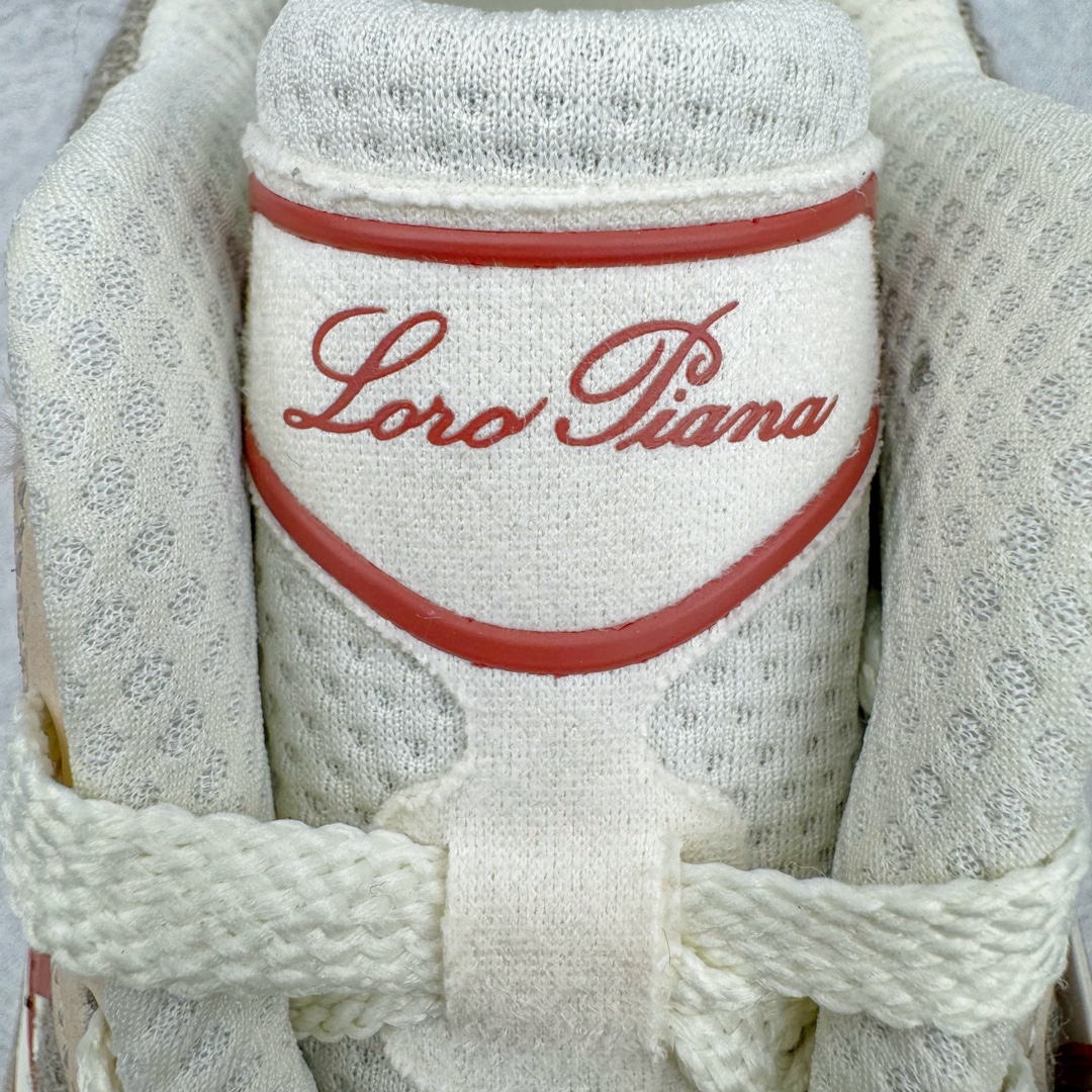 图片[17]-＃ZC总裁 Loro Piana x New Balance 新百伦NB990V6 第六代总统复古慢跑鞋 联名灰酒红 U990LO6 本次联名选择以美产990V6鞋型为蓝本，鞋面由奶油色和灰褐色拼接打造，N字Logo、鞋底、以及鞋舌处加入了Loro Piana经典的勃艮第红勾勒。鞋舌标签上印有\\\”Loro Piana\\\”标识，彰显特殊身份，整体颜值不俗。材质方面也主打一个奢华，采用针织网眼和升级版优质麂皮打造，并且融入了 Loro Piana 标志性的 Pecora Nera 羊毛，后跟和鞋底搭载ENCAP和 FuelCell缓冲技术，上脚舒适度得以保证，确实是史上最奢华的一双990V6联名了。原盒原配 正确3M反光细节 原楦原纸版开发 正确6层组合底模精密开发 后跟透明TPU水晶装饰条稳固 沿用了引以为傲的跑鞋手工技艺 采用猪皮绒面并包裹局部透气网面的鞋身设计 菱网鞋舌上刻有New Balance USA 鞋面依旧身着经典的大热之灰 彰显了其高端的品质身份 尺码：36 37 37.5 38 38.5 39 40 40.5 41.5 42 42.5 43 44 44.5 45 46.5-选品中心