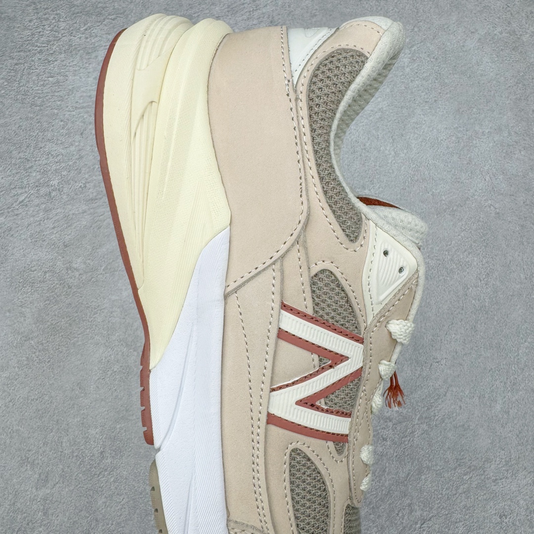 图片[6]-＃ZC总裁 Loro Piana x New Balance 新百伦NB990V6 第六代总统复古慢跑鞋 联名灰酒红 U990LO6 本次联名选择以美产990V6鞋型为蓝本，鞋面由奶油色和灰褐色拼接打造，N字Logo、鞋底、以及鞋舌处加入了Loro Piana经典的勃艮第红勾勒。鞋舌标签上印有\\\”Loro Piana\\\”标识，彰显特殊身份，整体颜值不俗。材质方面也主打一个奢华，采用针织网眼和升级版优质麂皮打造，并且融入了 Loro Piana 标志性的 Pecora Nera 羊毛，后跟和鞋底搭载ENCAP和 FuelCell缓冲技术，上脚舒适度得以保证，确实是史上最奢华的一双990V6联名了。原盒原配 正确3M反光细节 原楦原纸版开发 正确6层组合底模精密开发 后跟透明TPU水晶装饰条稳固 沿用了引以为傲的跑鞋手工技艺 采用猪皮绒面并包裹局部透气网面的鞋身设计 菱网鞋舌上刻有New Balance USA 鞋面依旧身着经典的大热之灰 彰显了其高端的品质身份 尺码：36 37 37.5 38 38.5 39 40 40.5 41.5 42 42.5 43 44 44.5 45 46.5-选品中心