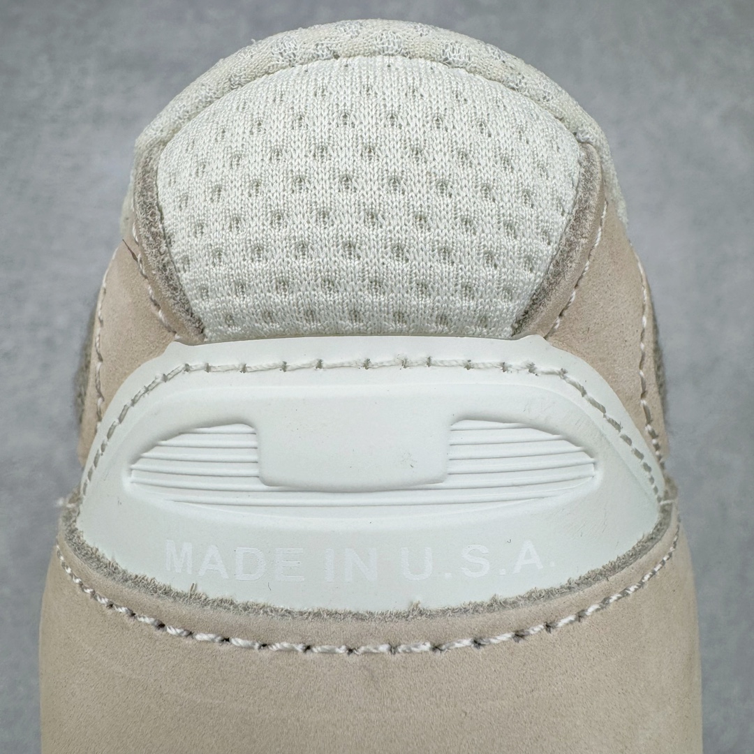 图片[21]-＃ZC总裁 Loro Piana x New Balance 新百伦NB990V6 第六代总统复古慢跑鞋 联名灰酒红 U990LO6 本次联名选择以美产990V6鞋型为蓝本，鞋面由奶油色和灰褐色拼接打造，N字Logo、鞋底、以及鞋舌处加入了Loro Piana经典的勃艮第红勾勒。鞋舌标签上印有\\\”Loro Piana\\\”标识，彰显特殊身份，整体颜值不俗。材质方面也主打一个奢华，采用针织网眼和升级版优质麂皮打造，并且融入了 Loro Piana 标志性的 Pecora Nera 羊毛，后跟和鞋底搭载ENCAP和 FuelCell缓冲技术，上脚舒适度得以保证，确实是史上最奢华的一双990V6联名了。原盒原配 正确3M反光细节 原楦原纸版开发 正确6层组合底模精密开发 后跟透明TPU水晶装饰条稳固 沿用了引以为傲的跑鞋手工技艺 采用猪皮绒面并包裹局部透气网面的鞋身设计 菱网鞋舌上刻有New Balance USA 鞋面依旧身着经典的大热之灰 彰显了其高端的品质身份 尺码：36 37 37.5 38 38.5 39 40 40.5 41.5 42 42.5 43 44 44.5 45 46.5-选品中心