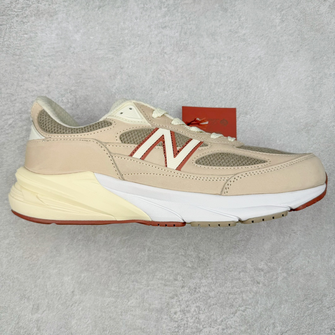 ＃ZC总裁 Loro Piana x New Balance 新百伦NB990V6 第六代总统复古慢跑鞋 联名灰酒红 U990LO6 本次联名选择以美产990V6鞋型为蓝本，鞋面由奶油色和灰褐色拼接打造，N字Logo、鞋底、以及鞋舌处加入了Loro Piana经典的勃艮第红勾勒。鞋舌标签上印有\\\