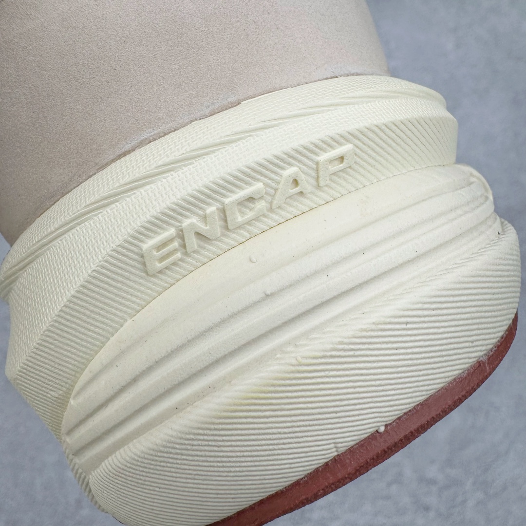 图片[22]-＃ZC总裁 Loro Piana x New Balance 新百伦NB990V6 第六代总统复古慢跑鞋 联名灰酒红 U990LO6 本次联名选择以美产990V6鞋型为蓝本，鞋面由奶油色和灰褐色拼接打造，N字Logo、鞋底、以及鞋舌处加入了Loro Piana经典的勃艮第红勾勒。鞋舌标签上印有\\\”Loro Piana\\\”标识，彰显特殊身份，整体颜值不俗。材质方面也主打一个奢华，采用针织网眼和升级版优质麂皮打造，并且融入了 Loro Piana 标志性的 Pecora Nera 羊毛，后跟和鞋底搭载ENCAP和 FuelCell缓冲技术，上脚舒适度得以保证，确实是史上最奢华的一双990V6联名了。原盒原配 正确3M反光细节 原楦原纸版开发 正确6层组合底模精密开发 后跟透明TPU水晶装饰条稳固 沿用了引以为傲的跑鞋手工技艺 采用猪皮绒面并包裹局部透气网面的鞋身设计 菱网鞋舌上刻有New Balance USA 鞋面依旧身着经典的大热之灰 彰显了其高端的品质身份 尺码：36 37 37.5 38 38.5 39 40 40.5 41.5 42 42.5 43 44 44.5 45 46.5-选品中心