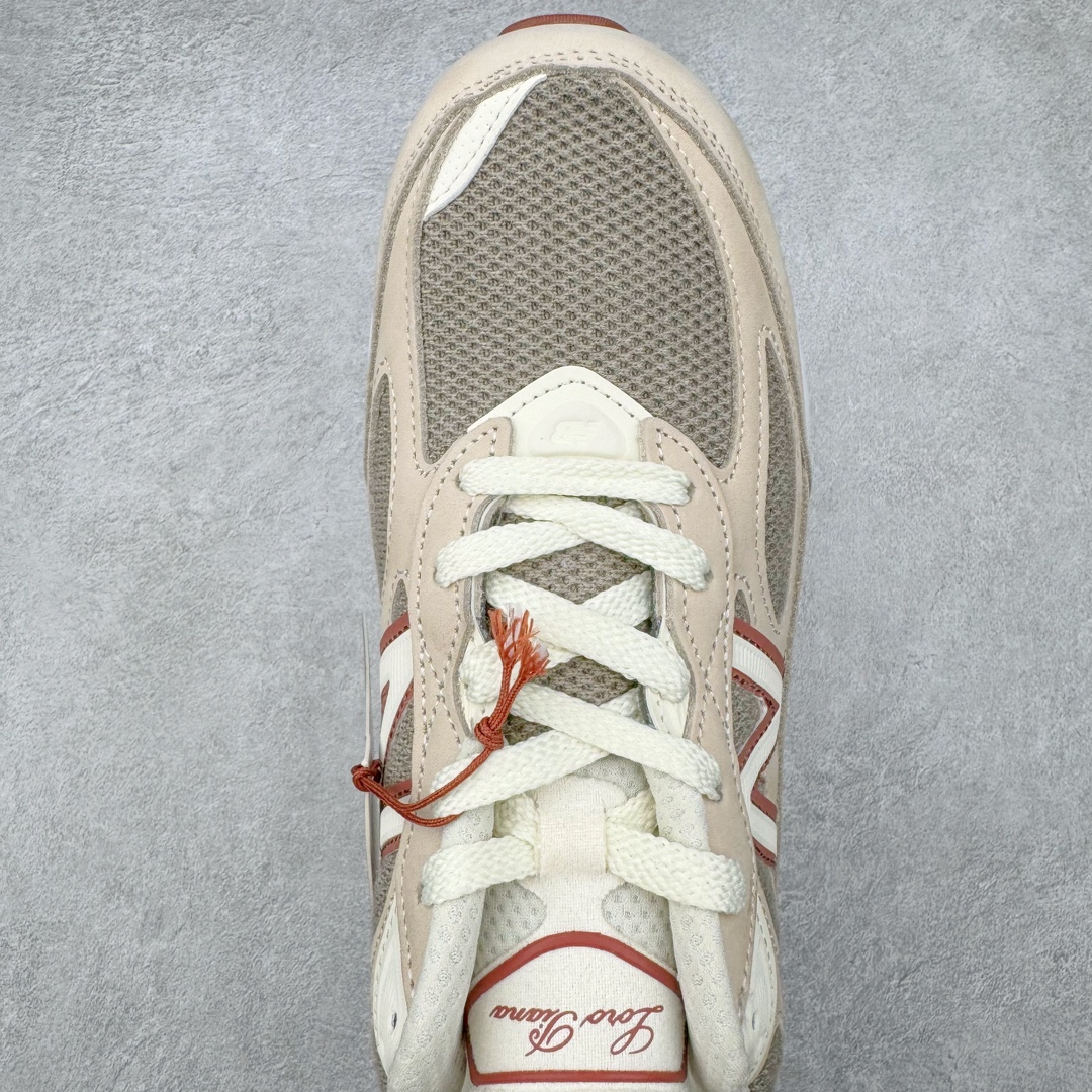 图片[4]-＃ZC总裁 Loro Piana x New Balance 新百伦NB990V6 第六代总统复古慢跑鞋 联名灰酒红 U990LO6 本次联名选择以美产990V6鞋型为蓝本，鞋面由奶油色和灰褐色拼接打造，N字Logo、鞋底、以及鞋舌处加入了Loro Piana经典的勃艮第红勾勒。鞋舌标签上印有\\\”Loro Piana\\\”标识，彰显特殊身份，整体颜值不俗。材质方面也主打一个奢华，采用针织网眼和升级版优质麂皮打造，并且融入了 Loro Piana 标志性的 Pecora Nera 羊毛，后跟和鞋底搭载ENCAP和 FuelCell缓冲技术，上脚舒适度得以保证，确实是史上最奢华的一双990V6联名了。原盒原配 正确3M反光细节 原楦原纸版开发 正确6层组合底模精密开发 后跟透明TPU水晶装饰条稳固 沿用了引以为傲的跑鞋手工技艺 采用猪皮绒面并包裹局部透气网面的鞋身设计 菱网鞋舌上刻有New Balance USA 鞋面依旧身着经典的大热之灰 彰显了其高端的品质身份 尺码：36 37 37.5 38 38.5 39 40 40.5 41.5 42 42.5 43 44 44.5 45 46.5-选品中心
