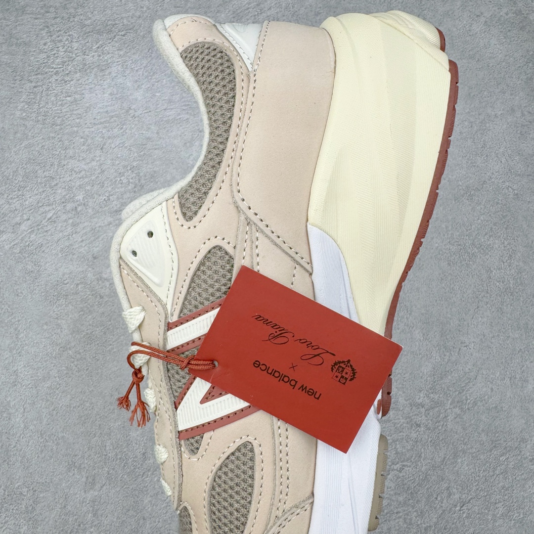 图片[7]-＃ZC总裁 Loro Piana x New Balance 新百伦NB990V6 第六代总统复古慢跑鞋 联名灰酒红 U990LO6 本次联名选择以美产990V6鞋型为蓝本，鞋面由奶油色和灰褐色拼接打造，N字Logo、鞋底、以及鞋舌处加入了Loro Piana经典的勃艮第红勾勒。鞋舌标签上印有\\\”Loro Piana\\\”标识，彰显特殊身份，整体颜值不俗。材质方面也主打一个奢华，采用针织网眼和升级版优质麂皮打造，并且融入了 Loro Piana 标志性的 Pecora Nera 羊毛，后跟和鞋底搭载ENCAP和 FuelCell缓冲技术，上脚舒适度得以保证，确实是史上最奢华的一双990V6联名了。原盒原配 正确3M反光细节 原楦原纸版开发 正确6层组合底模精密开发 后跟透明TPU水晶装饰条稳固 沿用了引以为傲的跑鞋手工技艺 采用猪皮绒面并包裹局部透气网面的鞋身设计 菱网鞋舌上刻有New Balance USA 鞋面依旧身着经典的大热之灰 彰显了其高端的品质身份 尺码：36 37 37.5 38 38.5 39 40 40.5 41.5 42 42.5 43 44 44.5 45 46.5-选品中心