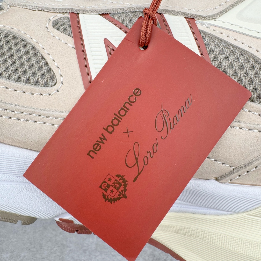 图片[16]-＃ZC总裁 Loro Piana x New Balance 新百伦NB990V6 第六代总统复古慢跑鞋 联名灰酒红 U990LO6 本次联名选择以美产990V6鞋型为蓝本，鞋面由奶油色和灰褐色拼接打造，N字Logo、鞋底、以及鞋舌处加入了Loro Piana经典的勃艮第红勾勒。鞋舌标签上印有\\\”Loro Piana\\\”标识，彰显特殊身份，整体颜值不俗。材质方面也主打一个奢华，采用针织网眼和升级版优质麂皮打造，并且融入了 Loro Piana 标志性的 Pecora Nera 羊毛，后跟和鞋底搭载ENCAP和 FuelCell缓冲技术，上脚舒适度得以保证，确实是史上最奢华的一双990V6联名了。原盒原配 正确3M反光细节 原楦原纸版开发 正确6层组合底模精密开发 后跟透明TPU水晶装饰条稳固 沿用了引以为傲的跑鞋手工技艺 采用猪皮绒面并包裹局部透气网面的鞋身设计 菱网鞋舌上刻有New Balance USA 鞋面依旧身着经典的大热之灰 彰显了其高端的品质身份 尺码：36 37 37.5 38 38.5 39 40 40.5 41.5 42 42.5 43 44 44.5 45 46.5-选品中心