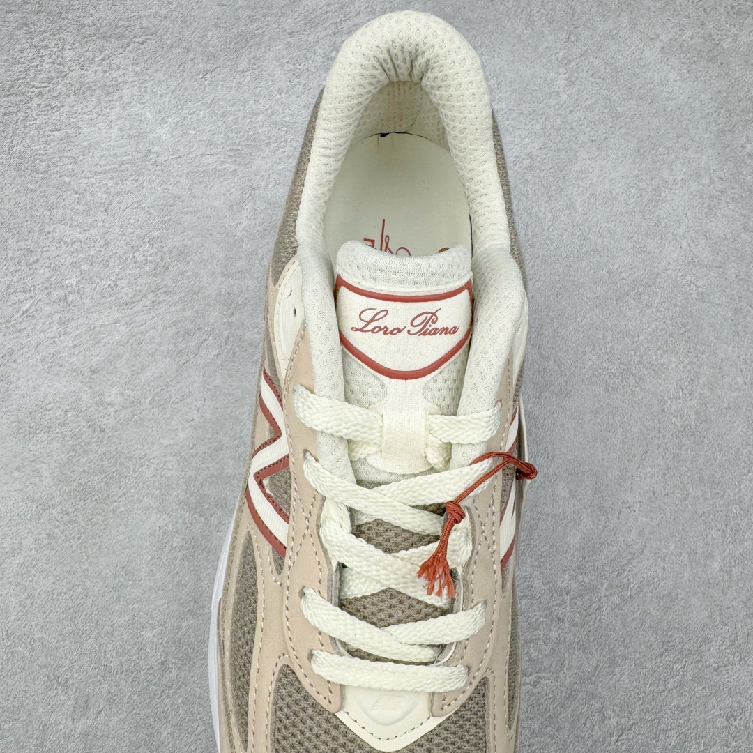 图片[5]-＃ZC总裁 Loro Piana x New Balance 新百伦NB990V6 第六代总统复古慢跑鞋 联名灰酒红 U990LO6 本次联名选择以美产990V6鞋型为蓝本，鞋面由奶油色和灰褐色拼接打造，N字Logo、鞋底、以及鞋舌处加入了Loro Piana经典的勃艮第红勾勒。鞋舌标签上印有\\\”Loro Piana\\\”标识，彰显特殊身份，整体颜值不俗。材质方面也主打一个奢华，采用针织网眼和升级版优质麂皮打造，并且融入了 Loro Piana 标志性的 Pecora Nera 羊毛，后跟和鞋底搭载ENCAP和 FuelCell缓冲技术，上脚舒适度得以保证，确实是史上最奢华的一双990V6联名了。原盒原配 正确3M反光细节 原楦原纸版开发 正确6层组合底模精密开发 后跟透明TPU水晶装饰条稳固 沿用了引以为傲的跑鞋手工技艺 采用猪皮绒面并包裹局部透气网面的鞋身设计 菱网鞋舌上刻有New Balance USA 鞋面依旧身着经典的大热之灰 彰显了其高端的品质身份 尺码：36 37 37.5 38 38.5 39 40 40.5 41.5 42 42.5 43 44 44.5 45 46.5-选品中心