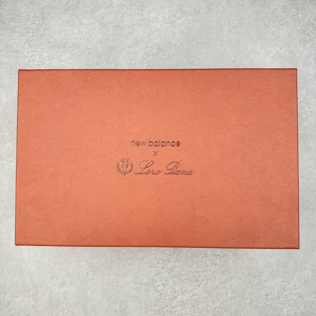 图片[26]-＃ZC总裁 Loro Piana x New Balance 新百伦NB990V6 第六代总统复古慢跑鞋 联名灰酒红 U990LO6 本次联名选择以美产990V6鞋型为蓝本，鞋面由奶油色和灰褐色拼接打造，N字Logo、鞋底、以及鞋舌处加入了Loro Piana经典的勃艮第红勾勒。鞋舌标签上印有\\\”Loro Piana\\\”标识，彰显特殊身份，整体颜值不俗。材质方面也主打一个奢华，采用针织网眼和升级版优质麂皮打造，并且融入了 Loro Piana 标志性的 Pecora Nera 羊毛，后跟和鞋底搭载ENCAP和 FuelCell缓冲技术，上脚舒适度得以保证，确实是史上最奢华的一双990V6联名了。原盒原配 正确3M反光细节 原楦原纸版开发 正确6层组合底模精密开发 后跟透明TPU水晶装饰条稳固 沿用了引以为傲的跑鞋手工技艺 采用猪皮绒面并包裹局部透气网面的鞋身设计 菱网鞋舌上刻有New Balance USA 鞋面依旧身着经典的大热之灰 彰显了其高端的品质身份 尺码：36 37 37.5 38 38.5 39 40 40.5 41.5 42 42.5 43 44 44.5 45 46.5-选品中心