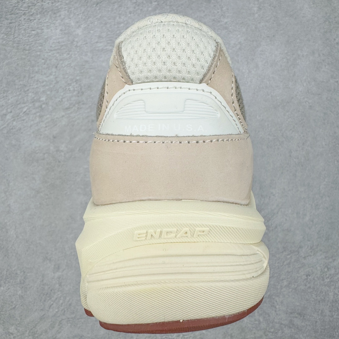 图片[8]-＃ZC总裁 Loro Piana x New Balance 新百伦NB990V6 第六代总统复古慢跑鞋 联名灰酒红 U990LO6 本次联名选择以美产990V6鞋型为蓝本，鞋面由奶油色和灰褐色拼接打造，N字Logo、鞋底、以及鞋舌处加入了Loro Piana经典的勃艮第红勾勒。鞋舌标签上印有\\\”Loro Piana\\\”标识，彰显特殊身份，整体颜值不俗。材质方面也主打一个奢华，采用针织网眼和升级版优质麂皮打造，并且融入了 Loro Piana 标志性的 Pecora Nera 羊毛，后跟和鞋底搭载ENCAP和 FuelCell缓冲技术，上脚舒适度得以保证，确实是史上最奢华的一双990V6联名了。原盒原配 正确3M反光细节 原楦原纸版开发 正确6层组合底模精密开发 后跟透明TPU水晶装饰条稳固 沿用了引以为傲的跑鞋手工技艺 采用猪皮绒面并包裹局部透气网面的鞋身设计 菱网鞋舌上刻有New Balance USA 鞋面依旧身着经典的大热之灰 彰显了其高端的品质身份 尺码：36 37 37.5 38 38.5 39 40 40.5 41.5 42 42.5 43 44 44.5 45 46.5-选品中心