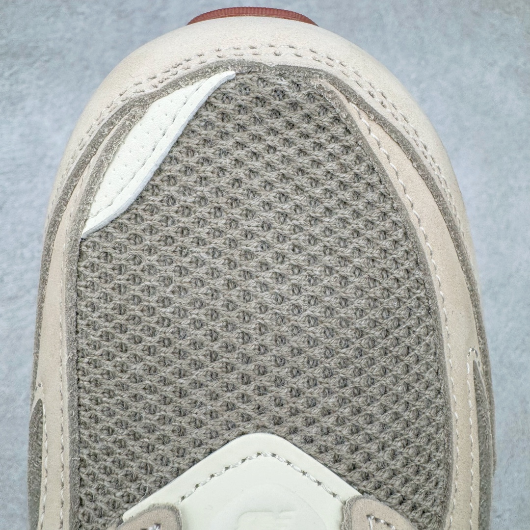 图片[18]-＃ZC总裁 Loro Piana x New Balance 新百伦NB990V6 第六代总统复古慢跑鞋 联名灰酒红 U990LO6 本次联名选择以美产990V6鞋型为蓝本，鞋面由奶油色和灰褐色拼接打造，N字Logo、鞋底、以及鞋舌处加入了Loro Piana经典的勃艮第红勾勒。鞋舌标签上印有\\\”Loro Piana\\\”标识，彰显特殊身份，整体颜值不俗。材质方面也主打一个奢华，采用针织网眼和升级版优质麂皮打造，并且融入了 Loro Piana 标志性的 Pecora Nera 羊毛，后跟和鞋底搭载ENCAP和 FuelCell缓冲技术，上脚舒适度得以保证，确实是史上最奢华的一双990V6联名了。原盒原配 正确3M反光细节 原楦原纸版开发 正确6层组合底模精密开发 后跟透明TPU水晶装饰条稳固 沿用了引以为傲的跑鞋手工技艺 采用猪皮绒面并包裹局部透气网面的鞋身设计 菱网鞋舌上刻有New Balance USA 鞋面依旧身着经典的大热之灰 彰显了其高端的品质身份 尺码：36 37 37.5 38 38.5 39 40 40.5 41.5 42 42.5 43 44 44.5 45 46.5-选品中心