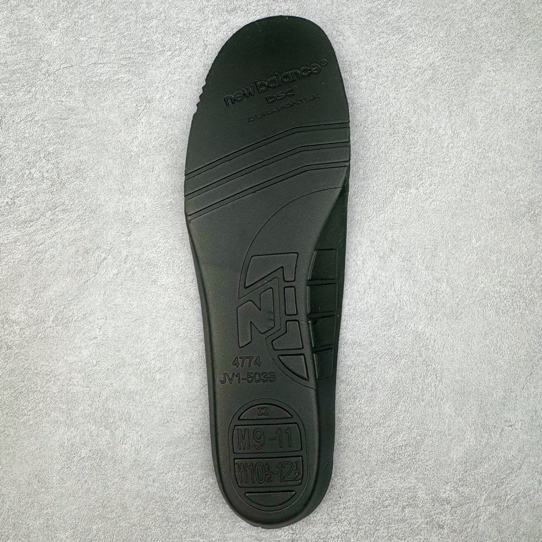 图片[10]-＃ZC总裁 Loro Piana x New Balance 新百伦NB990V6 第六代总统复古慢跑鞋 联名灰酒红 U990LO6 本次联名选择以美产990V6鞋型为蓝本，鞋面由奶油色和灰褐色拼接打造，N字Logo、鞋底、以及鞋舌处加入了Loro Piana经典的勃艮第红勾勒。鞋舌标签上印有\\\”Loro Piana\\\”标识，彰显特殊身份，整体颜值不俗。材质方面也主打一个奢华，采用针织网眼和升级版优质麂皮打造，并且融入了 Loro Piana 标志性的 Pecora Nera 羊毛，后跟和鞋底搭载ENCAP和 FuelCell缓冲技术，上脚舒适度得以保证，确实是史上最奢华的一双990V6联名了。原盒原配 正确3M反光细节 原楦原纸版开发 正确6层组合底模精密开发 后跟透明TPU水晶装饰条稳固 沿用了引以为傲的跑鞋手工技艺 采用猪皮绒面并包裹局部透气网面的鞋身设计 菱网鞋舌上刻有New Balance USA 鞋面依旧身着经典的大热之灰 彰显了其高端的品质身份 尺码：36 37 37.5 38 38.5 39 40 40.5 41.5 42 42.5 43 44 44.5 45 46.5-选品中心