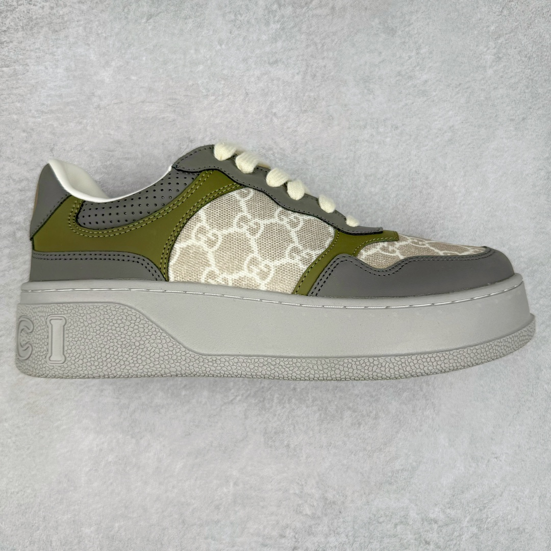 ＃纯原福利 Gucci Chunky B Screener GG 古驰饼干鞋运动休闲鞋系列 纯原级别 原版盒子 官方一致原版 原标原盒 官方全套配件 原装雪梨形超软沙绒纸团 手工上线 不开胶 该品牌鞋款在制作中使用的是环保植物胶水 采用版凝胶技术(空胶工艺）存在一些缝隙属于正常现象 不用担心会影响到您的正常使用效果 采用厚底结构 巧妙运用外观设计、配色和材质三重元素 展现出复古风范 别致的橡胶鞋底 搭配米色和乌木色经典GG帆布鞋身及同色调皮革滚边 突显时尚大气的品味 尺码：35 36 37 38 39 40 41 42 43 44 45-选品中心