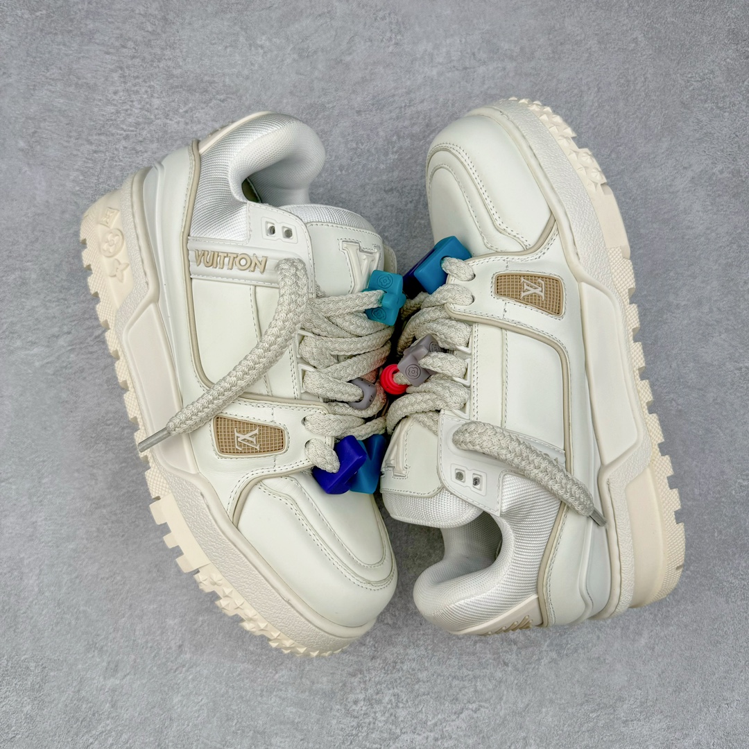 图片[3]-＃FS纯原特价 lv Trainer Maxi 小胖丁系列面包鞋 驴牌23S时尚走秀款 原版购入开发历时半年开发打造 原版完美楦型 多次调试 达到还原99% 鞋面独家订制细柔小牛皮 厚实织物鞋带 独家私模超轻TPU大底 原配扣子串珠 正确原装黄色鞋盒 正确中底印花 鞋面印花3D高频深度立体 全鞋电脑针车 紧密相连 针距密度一致 皮面裁剪部位 统一油边封口工艺 备受瞩目火热面包鞋再次拉满流量 各地网红上脚 立体饱满的彩色面包鞋身 超大版型重新诠释了 Virgil Abloh大热lv运动时装鞋 完美增高5CM Size 35 36 37 38 39 40 41 42 43 44 45-选品中心