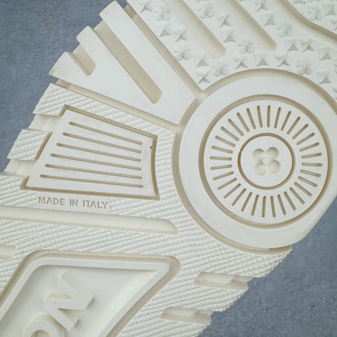 图片[23]-＃FS纯原特价 lv Trainer Maxi 小胖丁系列面包鞋 驴牌23S时尚走秀款 原版购入开发历时半年开发打造 原版完美楦型 多次调试 达到还原99% 鞋面独家订制细柔小牛皮 厚实织物鞋带 独家私模超轻TPU大底 原配扣子串珠 正确原装黄色鞋盒 正确中底印花 鞋面印花3D高频深度立体 全鞋电脑针车 紧密相连 针距密度一致 皮面裁剪部位 统一油边封口工艺 备受瞩目火热面包鞋再次拉满流量 各地网红上脚 立体饱满的彩色面包鞋身 超大版型重新诠释了 Virgil Abloh大热lv运动时装鞋 完美增高5CM Size 35 36 37 38 39 40 41 42 43 44 45-选品中心