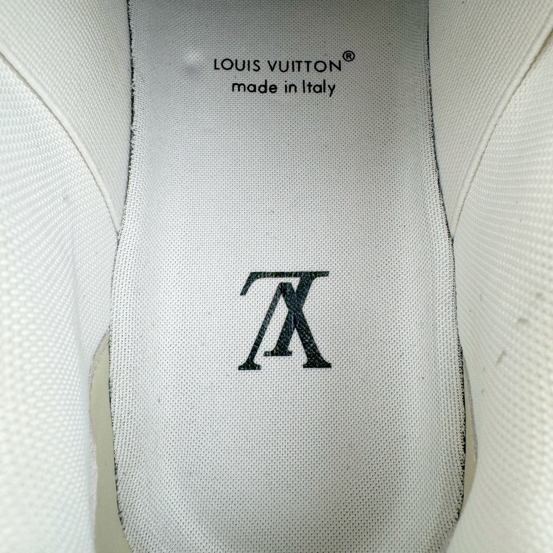 图片[11]-＃FS纯原特价 lv Trainer Maxi 小胖丁系列面包鞋 驴牌23S时尚走秀款 原版购入开发历时半年开发打造 原版完美楦型 多次调试 达到还原99% 鞋面独家订制细柔小牛皮 厚实织物鞋带 独家私模超轻TPU大底 原配扣子串珠 正确原装黄色鞋盒 正确中底印花 鞋面印花3D高频深度立体 全鞋电脑针车 紧密相连 针距密度一致 皮面裁剪部位 统一油边封口工艺 备受瞩目火热面包鞋再次拉满流量 各地网红上脚 立体饱满的彩色面包鞋身 超大版型重新诠释了 Virgil Abloh大热lv运动时装鞋 完美增高5CM Size 35 36 37 38 39 40 41 42 43 44 45-选品中心