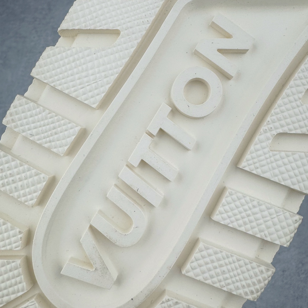 图片[24]-＃FS纯原特价 lv Trainer Maxi 小胖丁系列面包鞋 驴牌23S时尚走秀款 原版购入开发历时半年开发打造 原版完美楦型 多次调试 达到还原99% 鞋面独家订制细柔小牛皮 厚实织物鞋带 独家私模超轻TPU大底 原配扣子串珠 正确原装黄色鞋盒 正确中底印花 鞋面印花3D高频深度立体 全鞋电脑针车 紧密相连 针距密度一致 皮面裁剪部位 统一油边封口工艺 备受瞩目火热面包鞋再次拉满流量 各地网红上脚 立体饱满的彩色面包鞋身 超大版型重新诠释了 Virgil Abloh大热lv运动时装鞋 完美增高5CM Size 35 36 37 38 39 40 41 42 43 44 45-选品中心