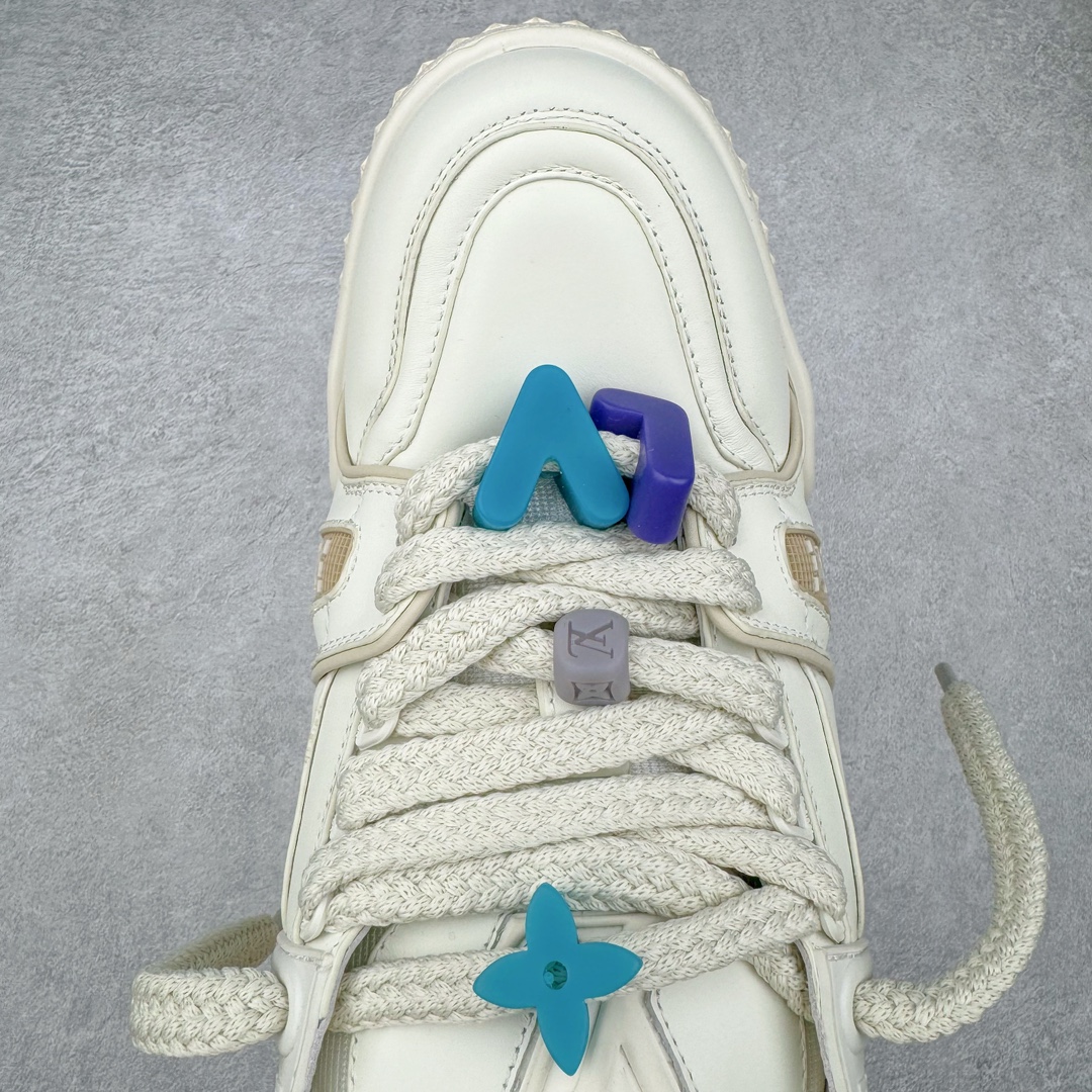 图片[4]-＃FS纯原特价 lv Trainer Maxi 小胖丁系列面包鞋 驴牌23S时尚走秀款 原版购入开发历时半年开发打造 原版完美楦型 多次调试 达到还原99% 鞋面独家订制细柔小牛皮 厚实织物鞋带 独家私模超轻TPU大底 原配扣子串珠 正确原装黄色鞋盒 正确中底印花 鞋面印花3D高频深度立体 全鞋电脑针车 紧密相连 针距密度一致 皮面裁剪部位 统一油边封口工艺 备受瞩目火热面包鞋再次拉满流量 各地网红上脚 立体饱满的彩色面包鞋身 超大版型重新诠释了 Virgil Abloh大热lv运动时装鞋 完美增高5CM Size 35 36 37 38 39 40 41 42 43 44 45-选品中心