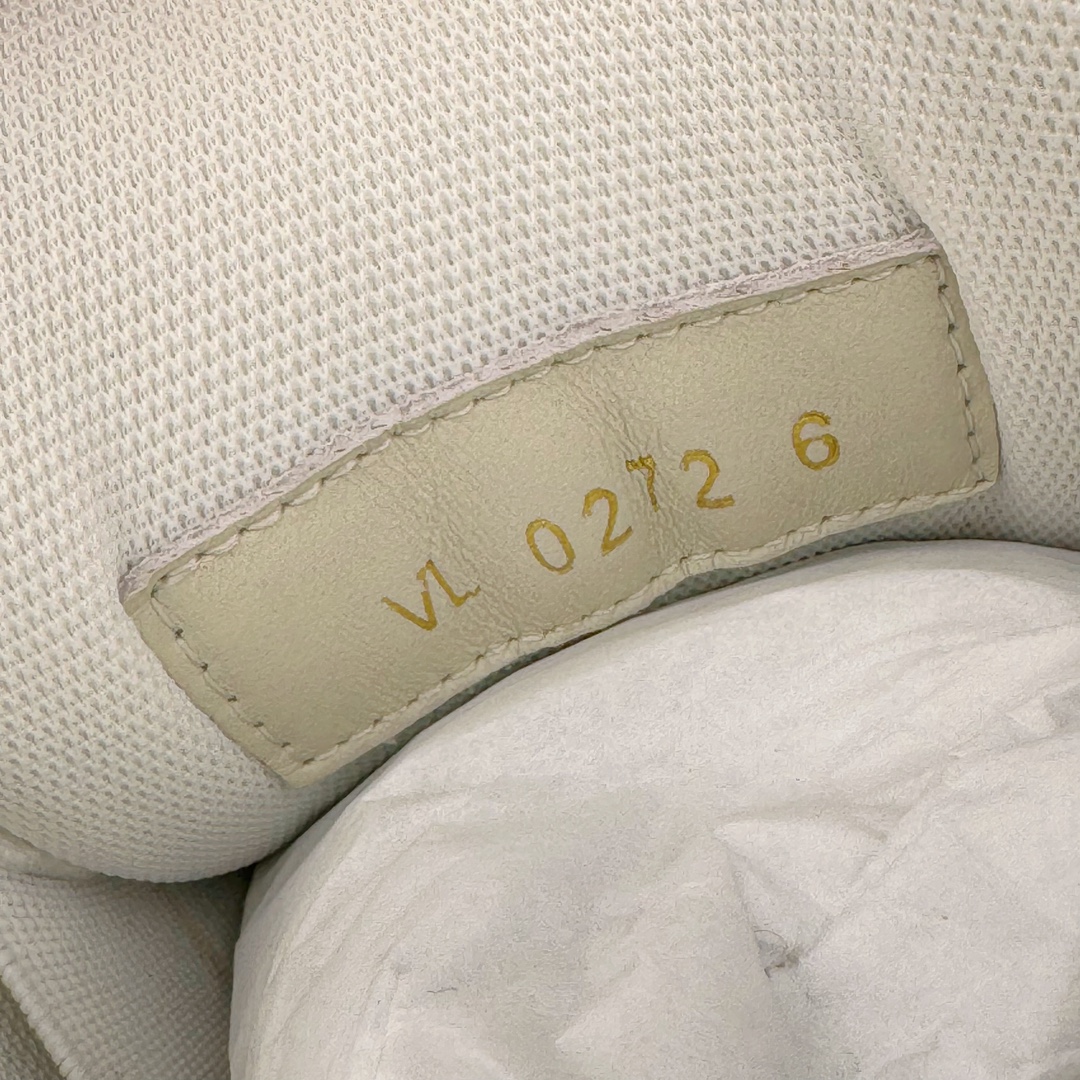 图片[12]-＃FS纯原特价 lv Trainer Maxi 小胖丁系列面包鞋 驴牌23S时尚走秀款 原版购入开发历时半年开发打造 原版完美楦型 多次调试 达到还原99% 鞋面独家订制细柔小牛皮 厚实织物鞋带 独家私模超轻TPU大底 原配扣子串珠 正确原装黄色鞋盒 正确中底印花 鞋面印花3D高频深度立体 全鞋电脑针车 紧密相连 针距密度一致 皮面裁剪部位 统一油边封口工艺 备受瞩目火热面包鞋再次拉满流量 各地网红上脚 立体饱满的彩色面包鞋身 超大版型重新诠释了 Virgil Abloh大热lv运动时装鞋 完美增高5CM Size 35 36 37 38 39 40 41 42 43 44 45-选品中心