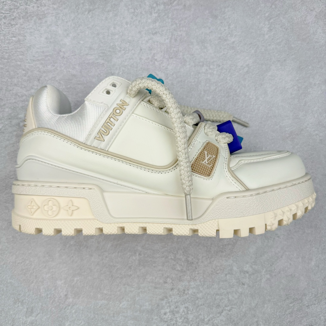 ＃FS纯原特价 lv Trainer Maxi 小胖丁系列面包鞋 驴牌23S时尚走秀款 原版购入开发历时半年开发打造 原版完美楦型 多次调试 达到还原99% 鞋面独家订制细柔小牛皮 厚实织物鞋带 独家私模超轻TPU大底 原配扣子串珠 正确原装黄色鞋盒 正确中底印花 鞋面印花3D高频深度立体 全鞋电脑针车 紧密相连 针距密度一致 皮面裁剪部位 统一油边封口工艺 备受瞩目火热面包鞋再次拉满流量 各地网红上脚 立体饱满的彩色面包鞋身 超大版型重新诠释了 Virgil Abloh大热lv运动时装鞋 完美增高5CM Size 35 36 37 38 39 40 41 42 43 44 45-选品中心