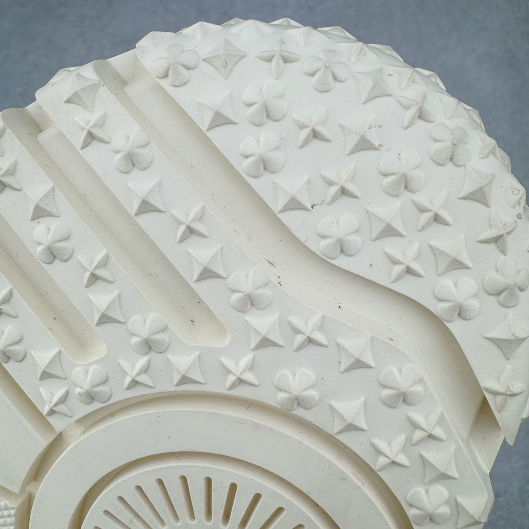 图片[22]-＃FS纯原特价 lv Trainer Maxi 小胖丁系列面包鞋 驴牌23S时尚走秀款 原版购入开发历时半年开发打造 原版完美楦型 多次调试 达到还原99% 鞋面独家订制细柔小牛皮 厚实织物鞋带 独家私模超轻TPU大底 原配扣子串珠 正确原装黄色鞋盒 正确中底印花 鞋面印花3D高频深度立体 全鞋电脑针车 紧密相连 针距密度一致 皮面裁剪部位 统一油边封口工艺 备受瞩目火热面包鞋再次拉满流量 各地网红上脚 立体饱满的彩色面包鞋身 超大版型重新诠释了 Virgil Abloh大热lv运动时装鞋 完美增高5CM Size 35 36 37 38 39 40 41 42 43 44 45-选品中心