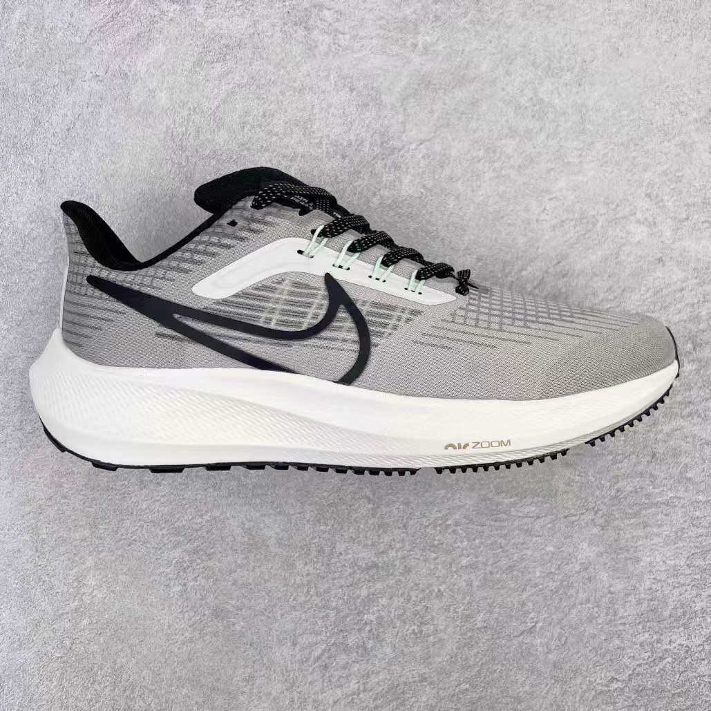 图片[3]-＃长期补货 超级跑量神器 NK Zoom Pegasus 39 登月39代系列 网纱透气缓震疾速跑鞋 中底内置Zoom Air 气垫 假一赔十 工厂个位数利润 淡季生产只为养工人 焕新升级 助力攻克湿滑的跑步征程 外底设计结合凹槽 铸就非凡抓地力 粘性橡胶助力提供非凡抓地力 合成材质与织物包覆双足 营造如袜子般透气舒适的穿着体验 传统鞋带系统易于调节 塑就个性化贴合体验 尺码：36 36.5 37.5 38 38.5 39 40 40.5 41 42 42.5 43 44 44.5 45-选品中心