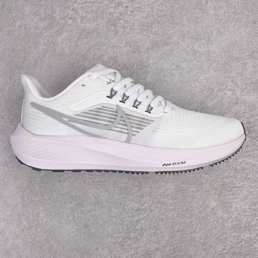 图片[6]-＃长期补货 超级跑量神器 NK Zoom Pegasus 39 登月39代系列 网纱透气缓震疾速跑鞋 中底内置Zoom Air 气垫 假一赔十 工厂个位数利润 淡季生产只为养工人 焕新升级 助力攻克湿滑的跑步征程 外底设计结合凹槽 铸就非凡抓地力 粘性橡胶助力提供非凡抓地力 合成材质与织物包覆双足 营造如袜子般透气舒适的穿着体验 传统鞋带系统易于调节 塑就个性化贴合体验 尺码：36 36.5 37.5 38 38.5 39 40 40.5 41 42 42.5 43 44 44.5 45-选品中心