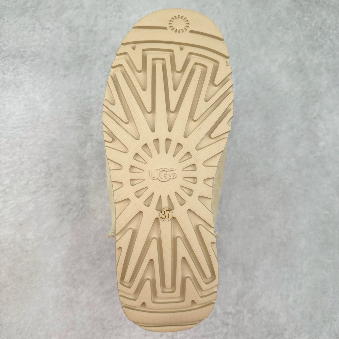 图片[9]-＃GD UGG 8215经典秋冬羊皮毛一体雪地靴 隆丰A级澳洲进口羊皮毛一体 完全遵循ZP工艺流程 代工厂原厂版师 秉承无原鞋不开发选择 注重每一处细节 市面最正版型 TREADLITE\\\”轻翼\\\”科技外底 轻便/耐用/柔韧/桩型【售后郑重承诺】一个月内若出现重大脱胶/断底等质量问题 直接为您换新 翻毛皮鞋面 细腻亲肤再生聚酯纤维滚边 舒适易打理 保暖性佳 UGG plush™ 里衬和内底 茸软亲肤 舒适暖足 经典鞋型搭配轻盈厚底 稳稳拿捏秋冬出街时髦造型 Treadlite by UGG 轻翼大底 轻盈缓震 为双足减负 舒适轻便 助你轻松畅玩整天 尺码：35 36 37 38 39 40-选品中心